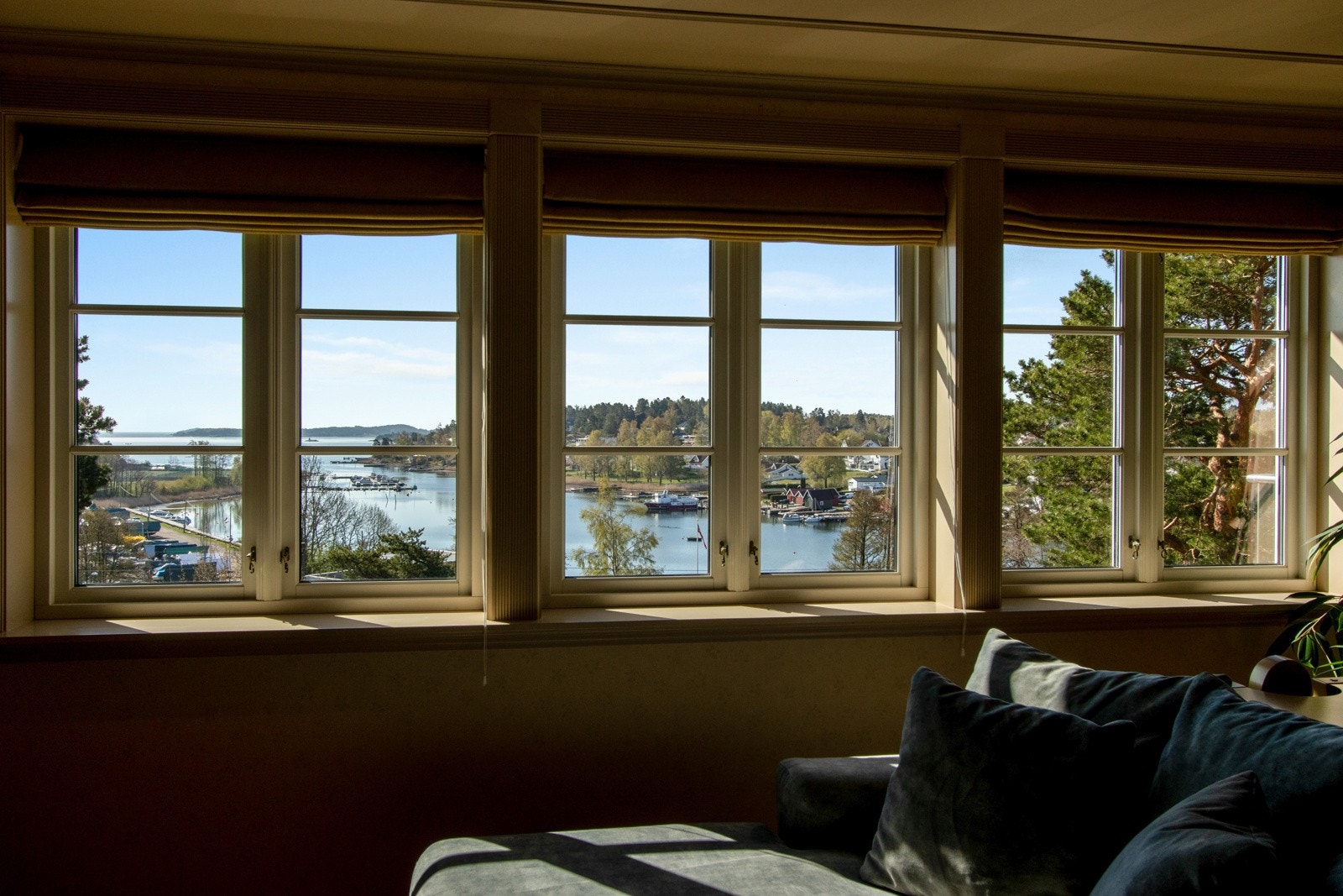 Her våkner man til magisk sjøutsikt, og rommet har utgang til en solrik balkong - perfekt for rolige stunder med morgenkaffen i hånda. Galleribilde