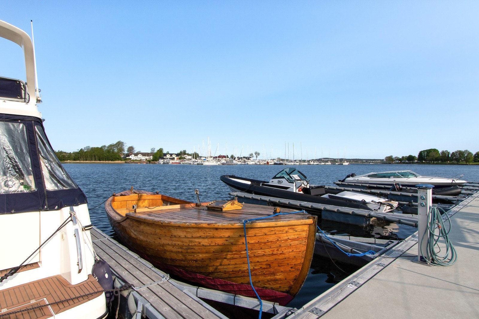 Båtplass nr. 18 medfølger, den er 4 meter bred. Galleribilde