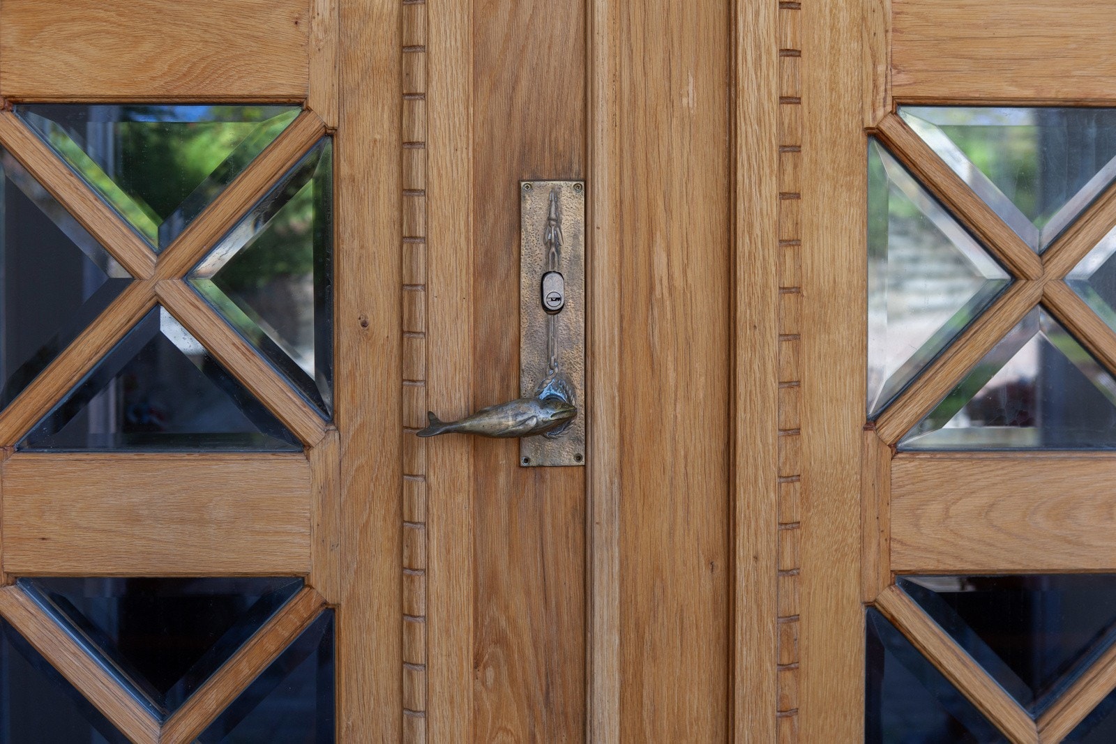 Døren har ornamenter, vakre glassfelt og dørvrider i messing formet som en hval - en morsom detalj som går igjen flere steder i huset. Galleribilde