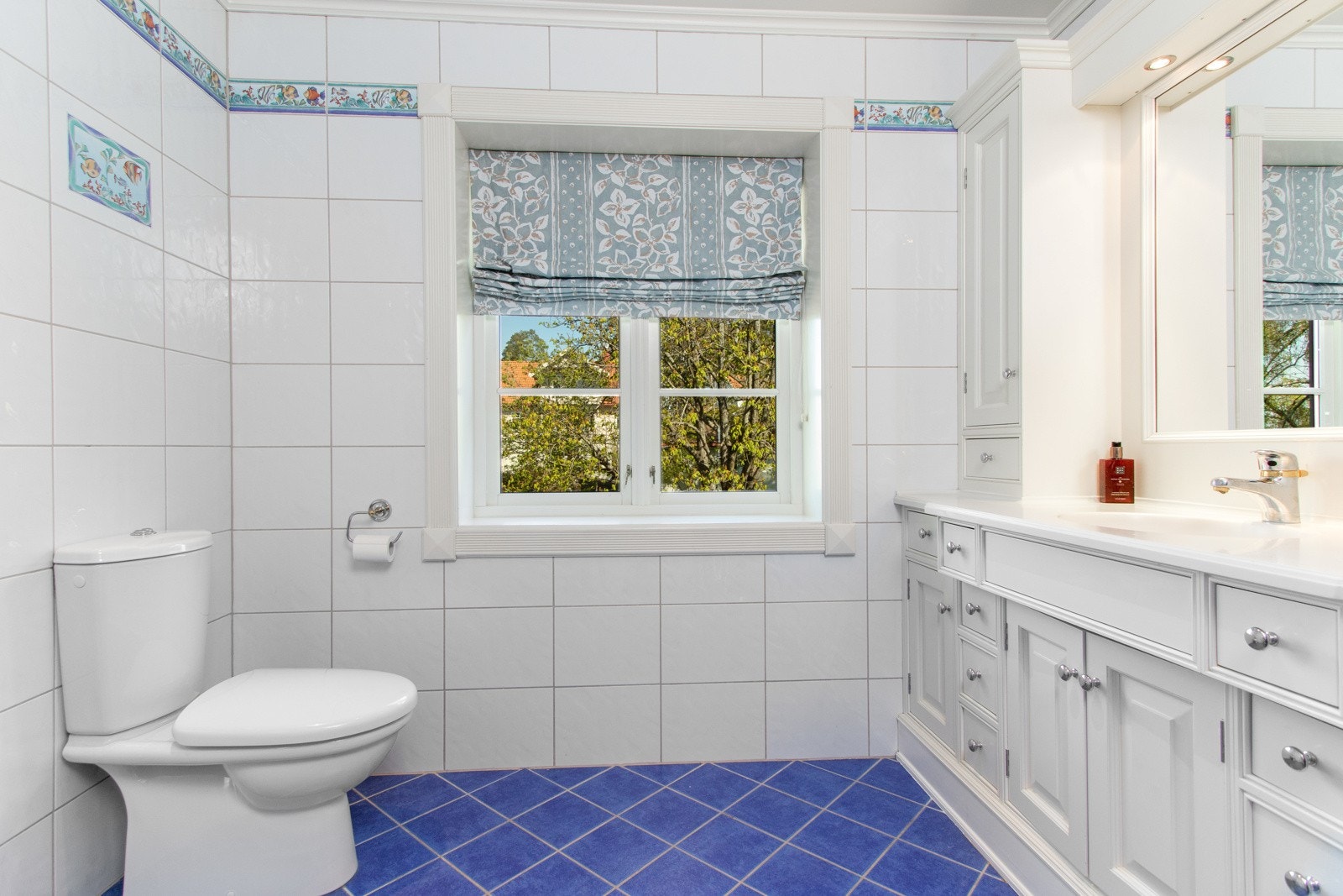 Det andre badet i 2. etasje har dusj, wc og servant med innredning fra Gjeving Trevare. Det er varme i gulvet. Galleribilde