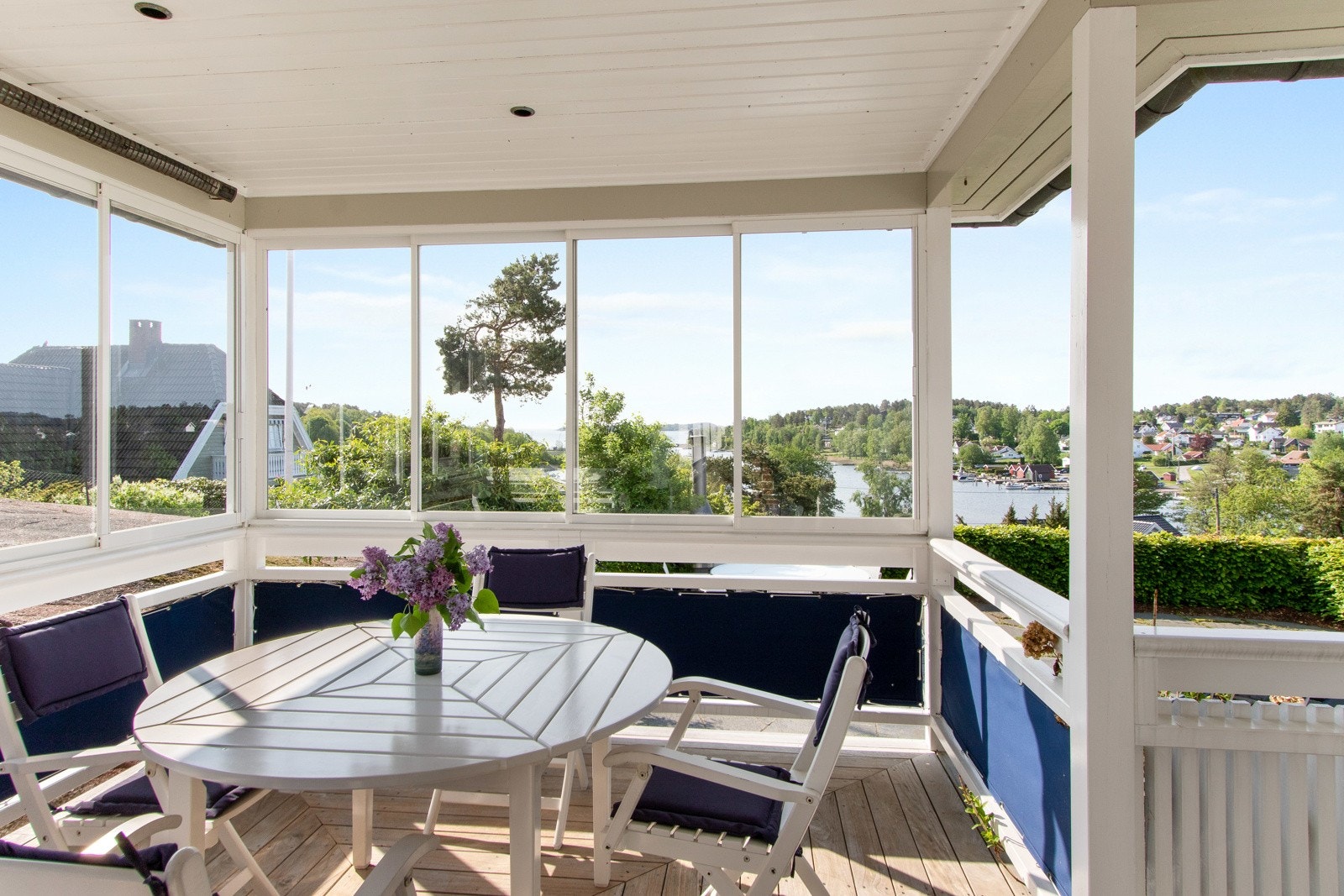 I paviljongen er det installert integrerte høyttalere i himlingen. Galleribilde