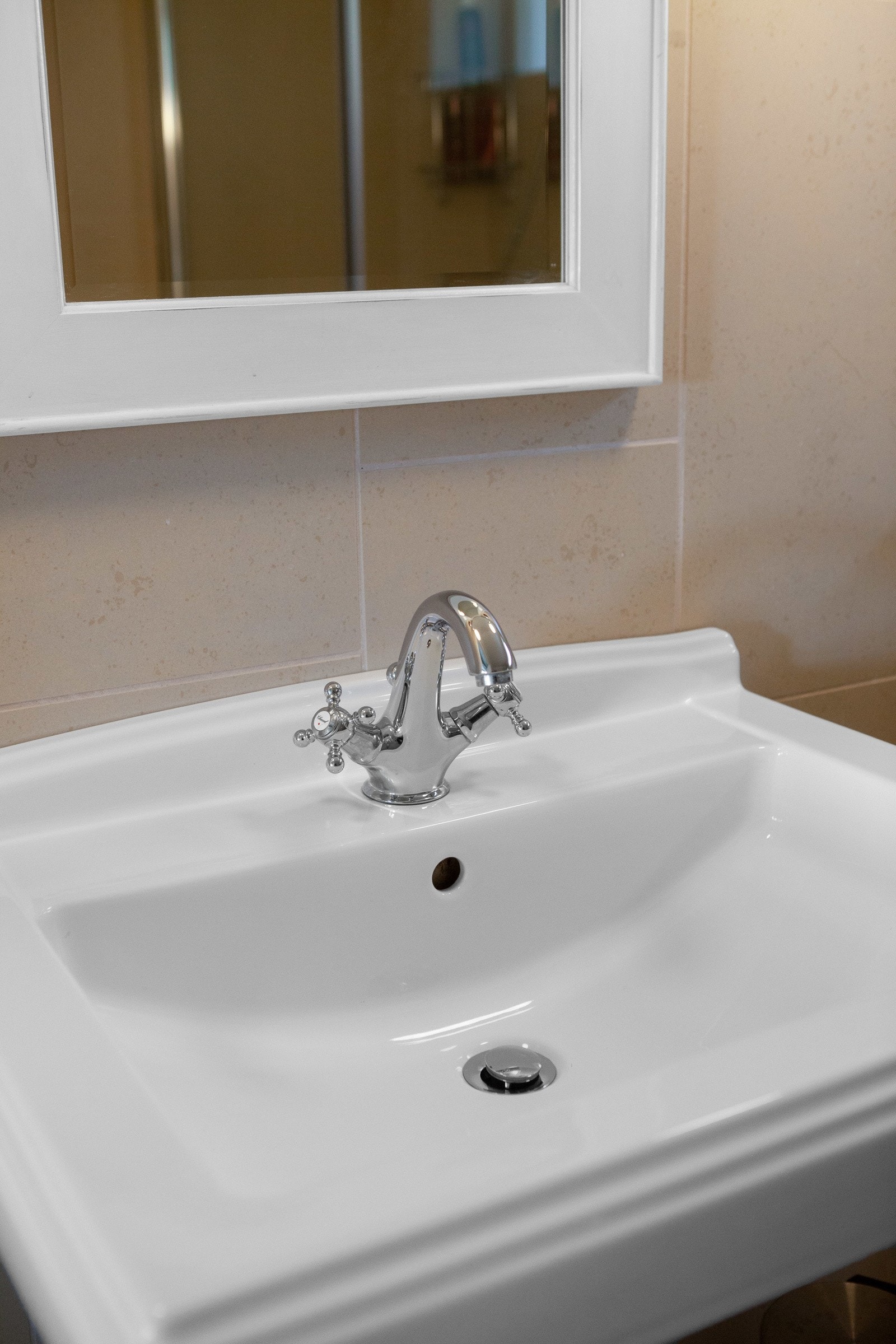 Baderomsinnredningen består av en enkel servant fra Villeroy og Bosch og et speil med belysning. Galleribilde