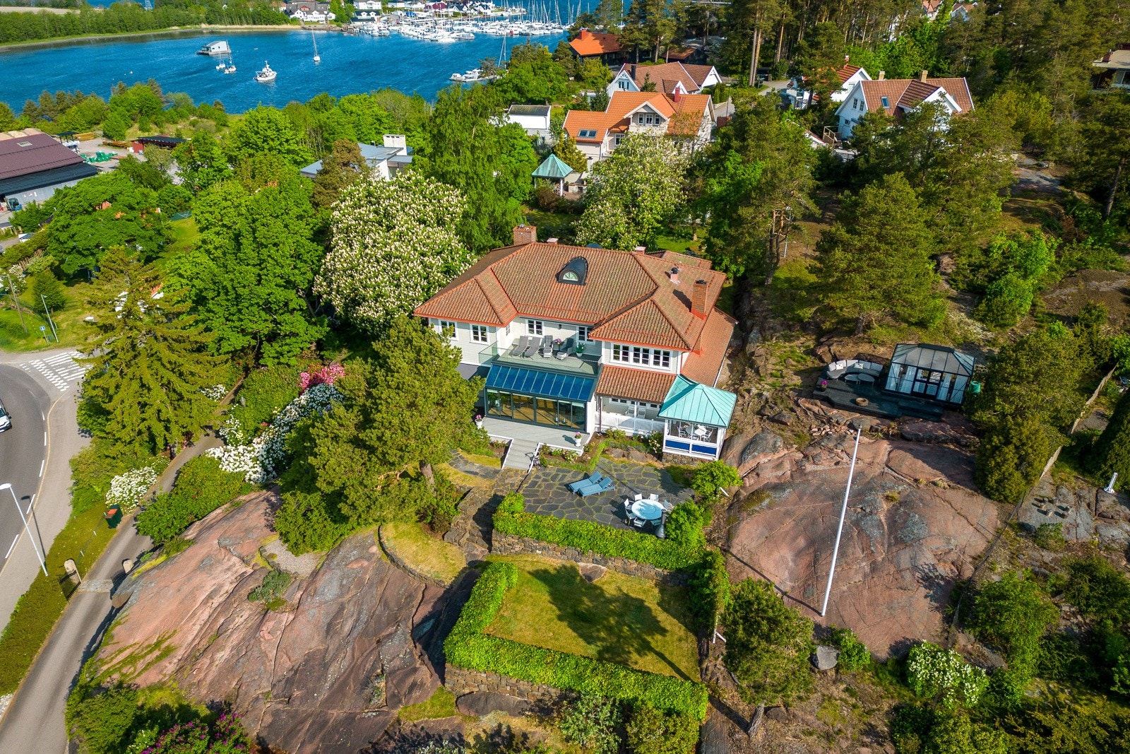 Selve tomten er på 5 mål, med parkmessig opparbeidet hage fylt av stauder og sjeldne trær. Galleribilde