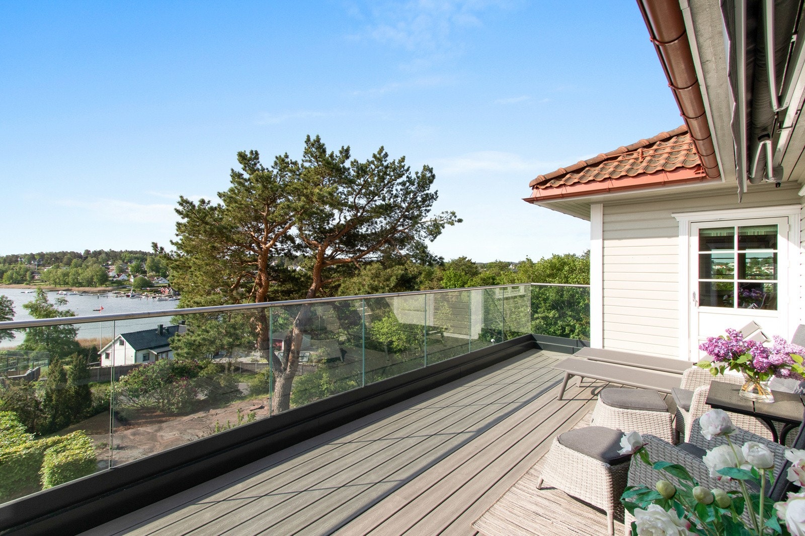 Balkongen utenfor to av soverommene har vedlikeholdsfrie terrassebord og nytt glassrekkverk. Galleribilde
