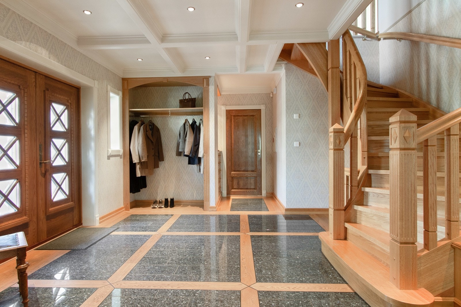 Vel innenfor døra ønskes man velkommen av en stor og staselig hall med downlights i himlingen og mønstret tapet på veggene. Galleribilde