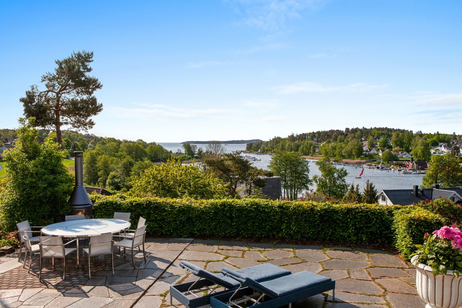 Steinlagt uteplass med god plass til utemøbler. Galleribilde