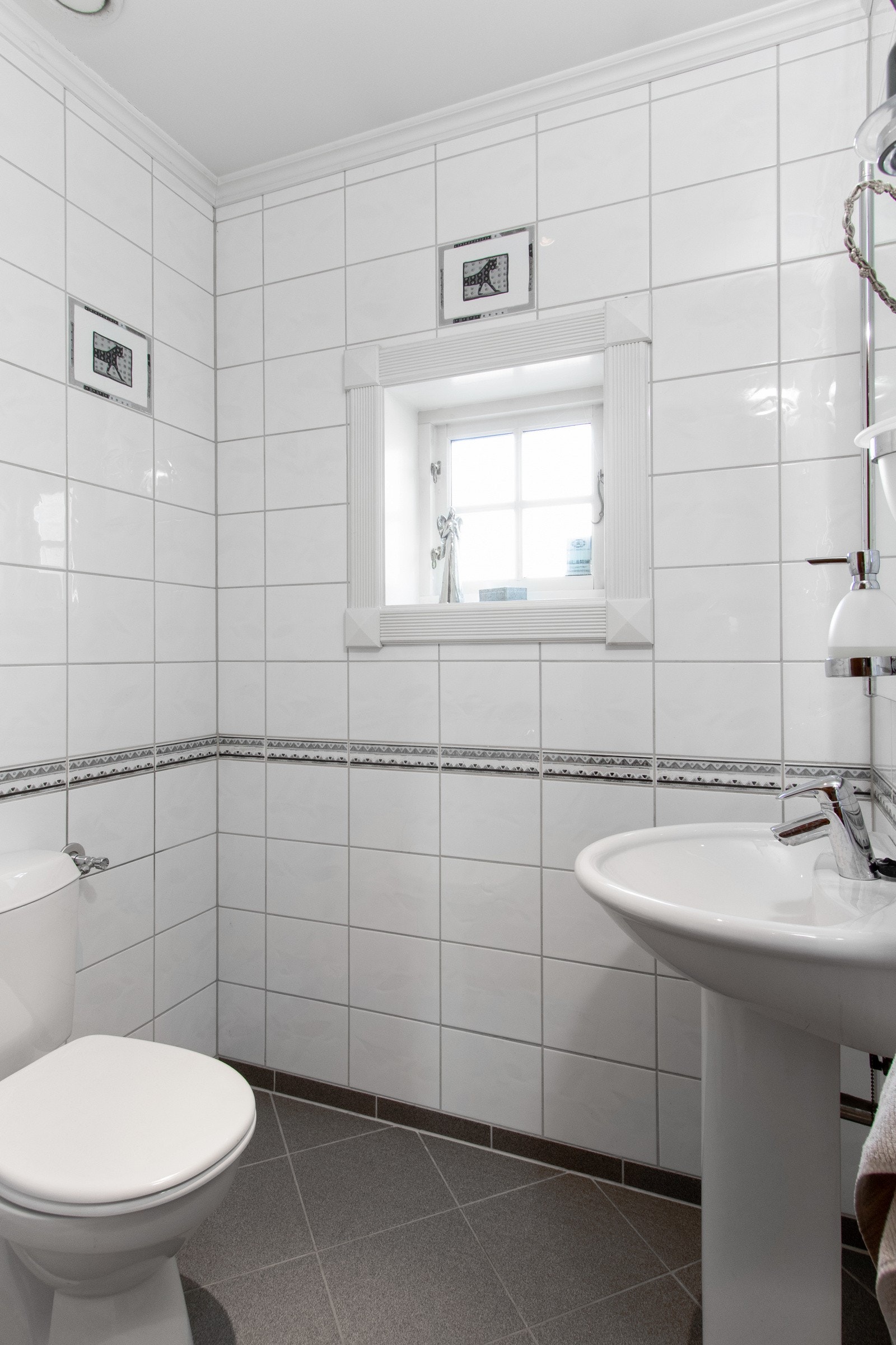 Gjestetoalett i 1. etasje. Galleribilde