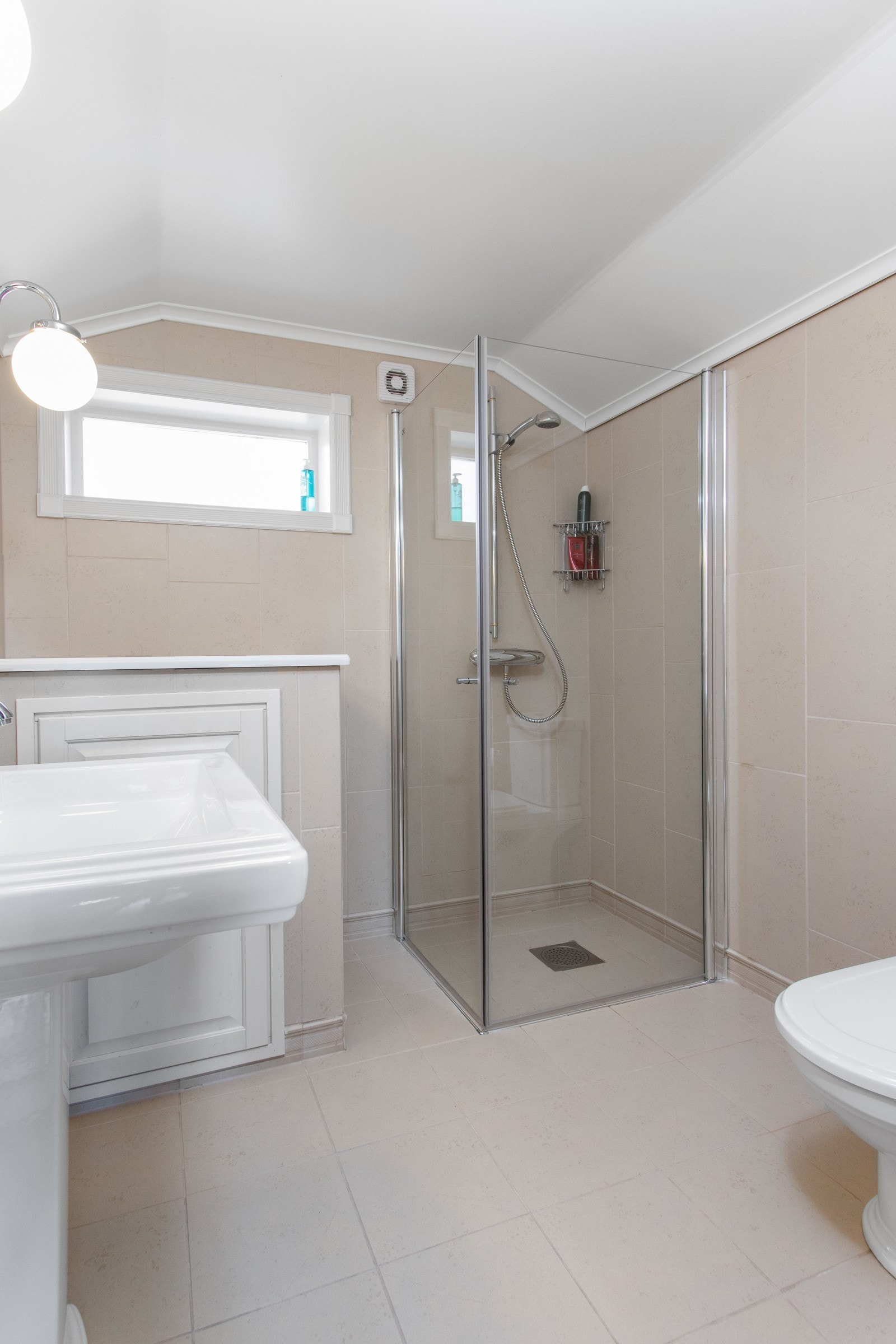 På badet er det gulvvarme, toalett fra Amadea og et dusjhjørne med innfellbare dører. Galleribilde