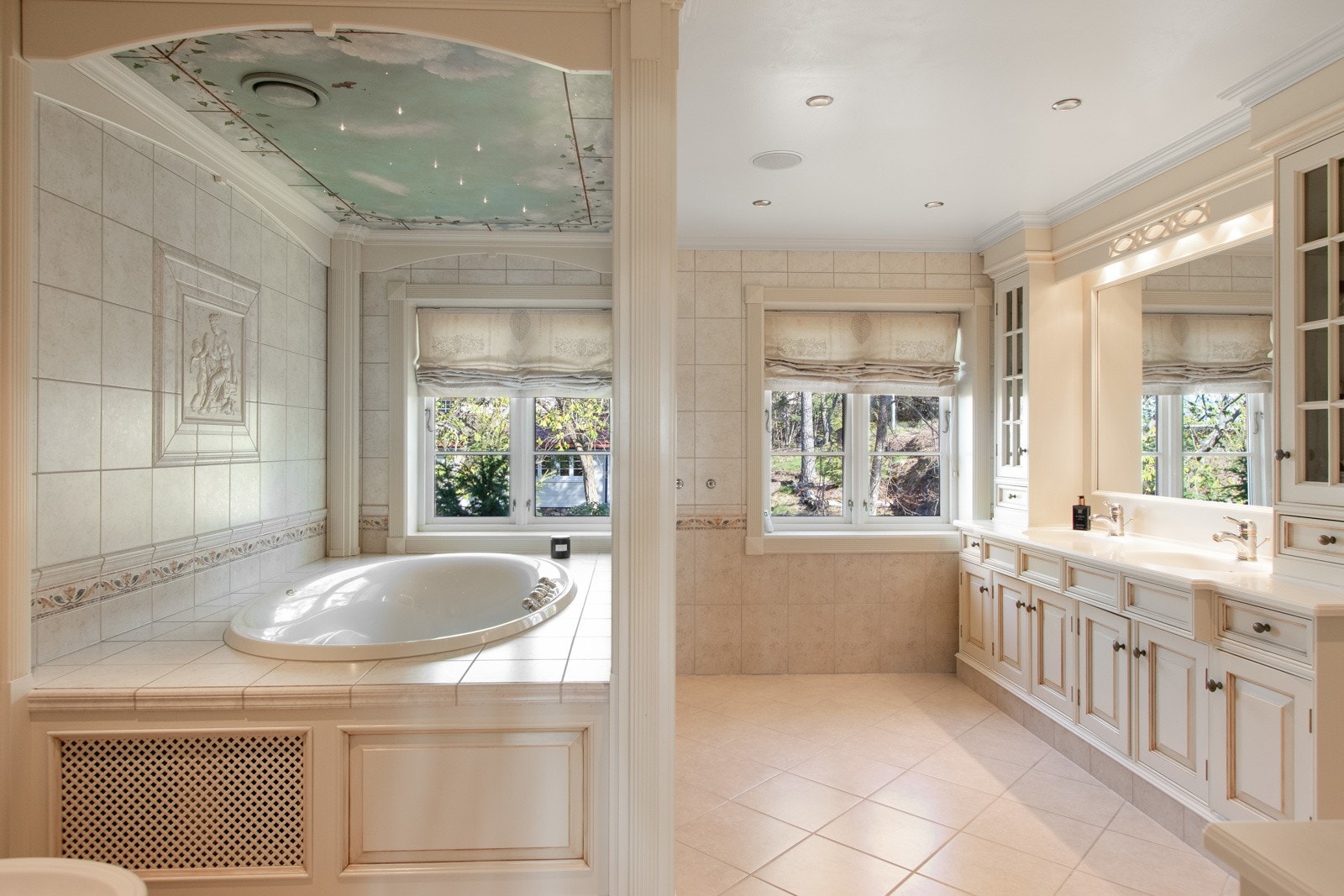 Hverdagsluksus - Badet har romersk design og innredningen er levert av Gjeving Trevare. Galleribilde