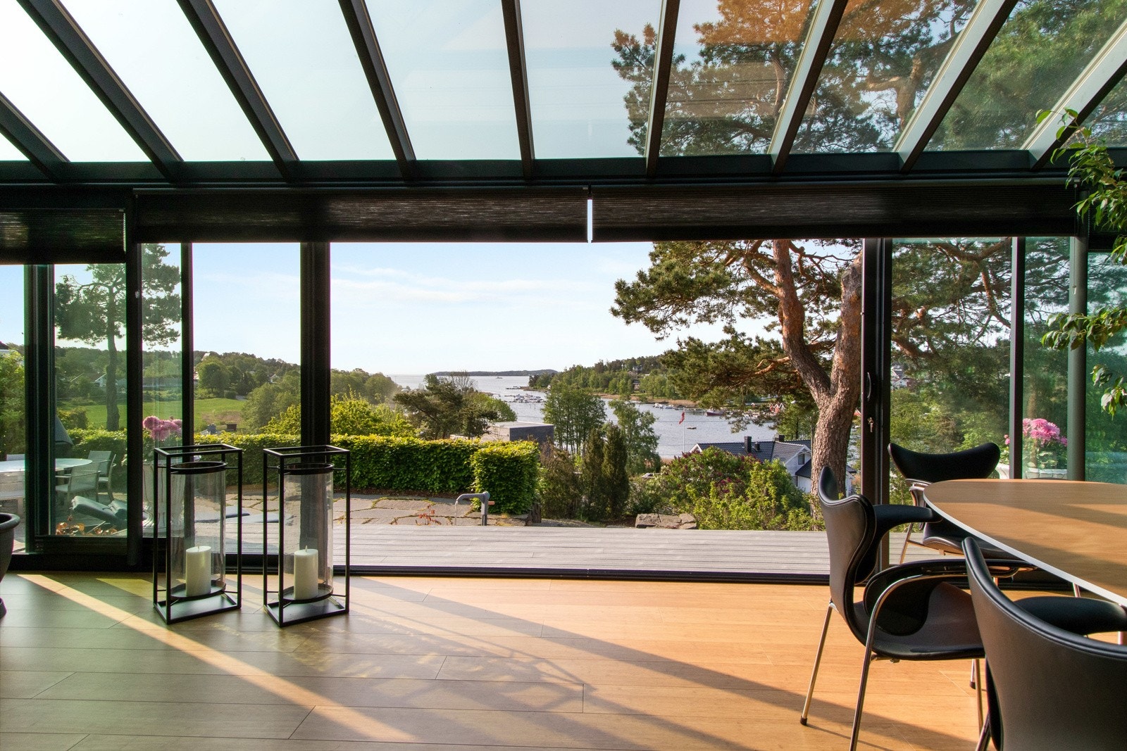 Det innbydende oppholdsrommet innredes enkelt i ulike soner, og en stor glassdør i front kan skyves til side slik at sommeren slipper helt inn. Galleribilde