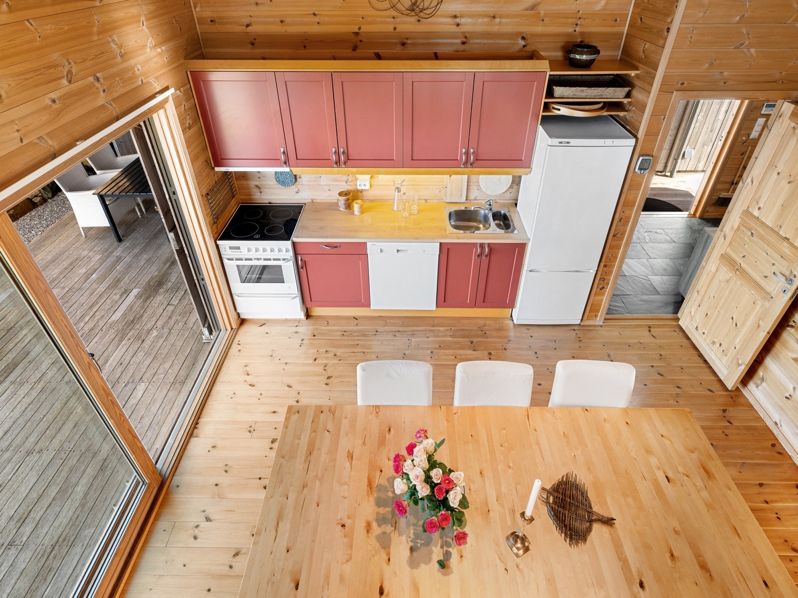 Kjøkkenet har profilerte fronter og en laminat benkeplate som gir et tidløst og funksjonelt design. Galleribilde