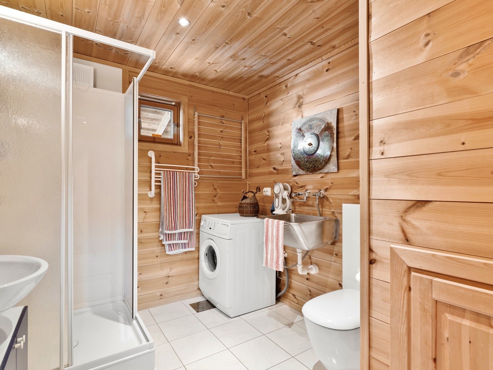 Baderommet er utstyrt med en praktisk servant i skap, toalett, og dusj. I tillegg er det opplegg for vaskemaskin, noe som gjør rommet både funksjonelt og effektivt i hverdagen. Galleribilde