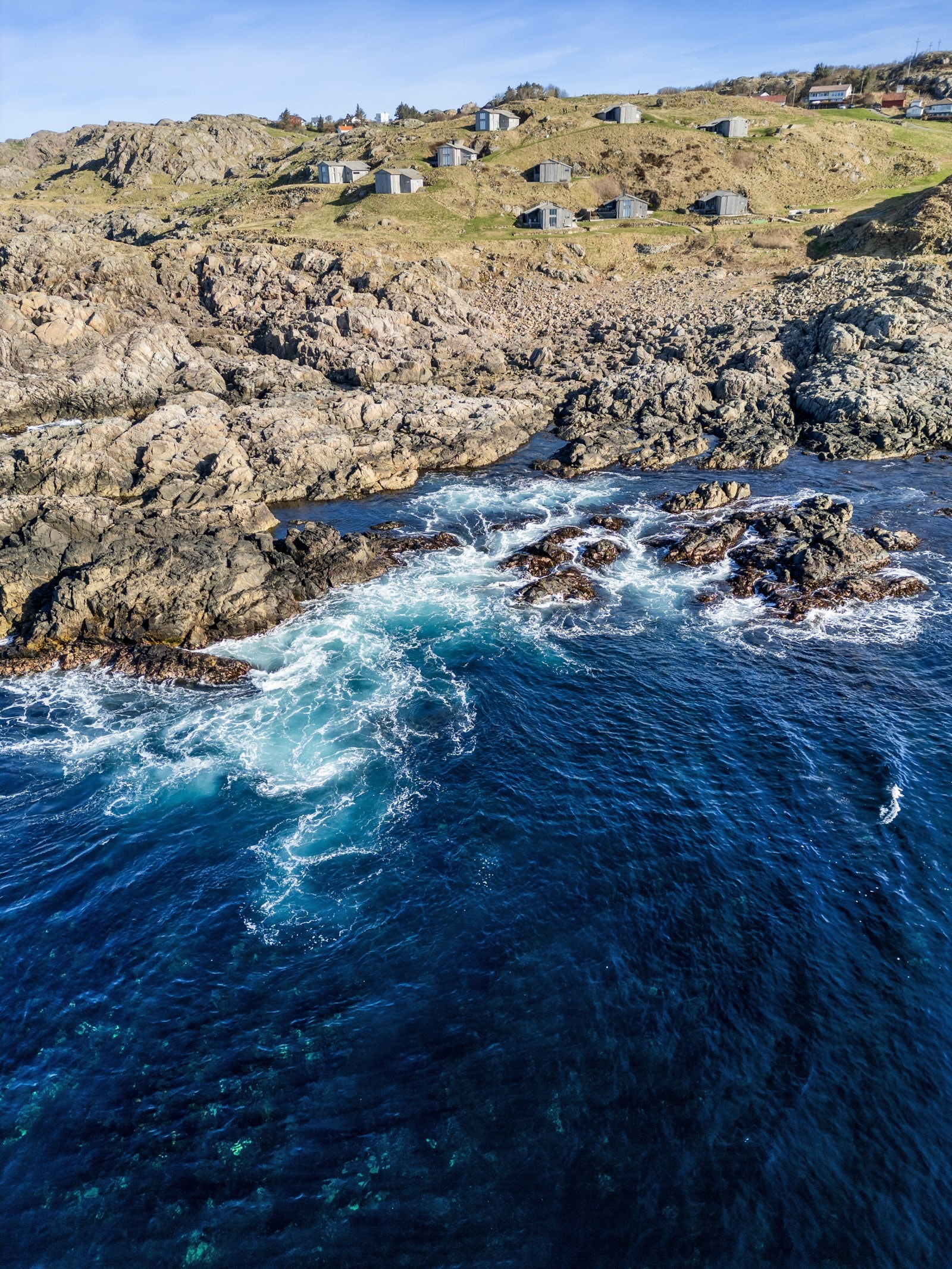 Eiendommen ligger flott til i et veletablert hytteområde langs Nordre Svanesvei, med en beliggenhet i naturskjønne og kuperte omgivelser nær sjøen. Galleribilde