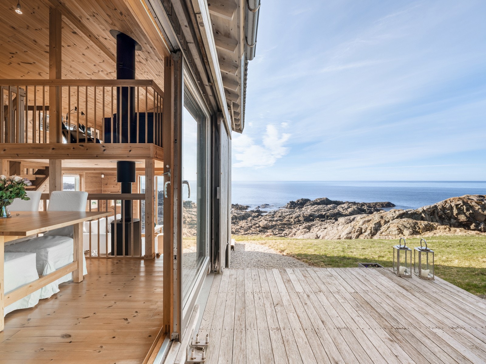 Fra kjøkkenet er det direkte utgang til terrassen. Galleribilde