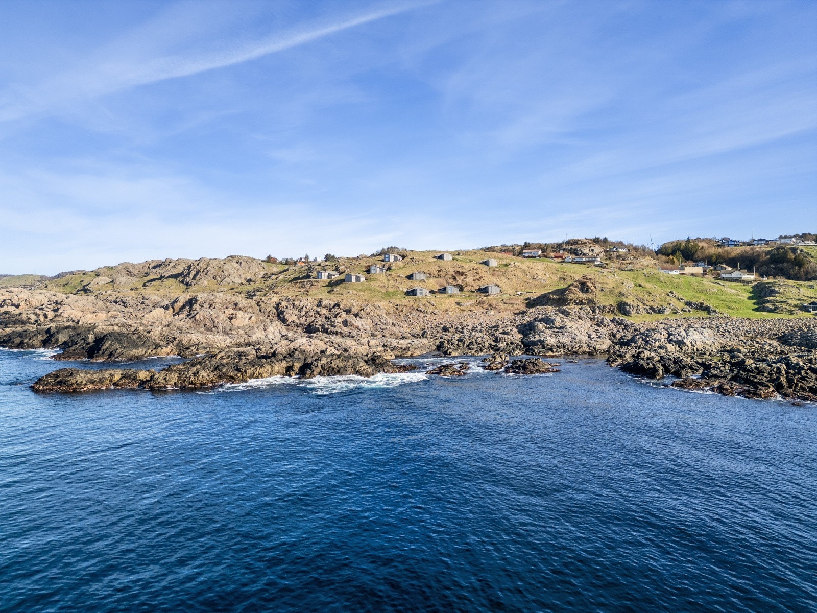 Dagligvarehandelen kan blant annet gjøres på Coop Extra og Rema 1000, som ligger ca. 7 km fra eiendommen. Galleribilde