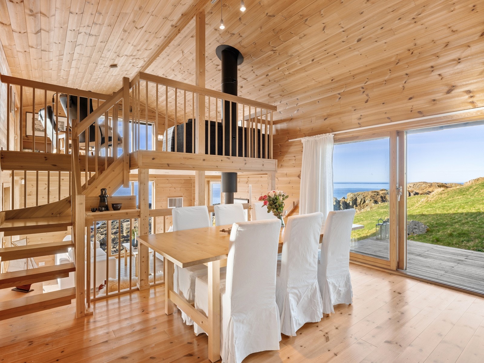 Store vinduer på flere veggflater sørger for at landskapet utenfor oppleves som et maleri. Galleribilde