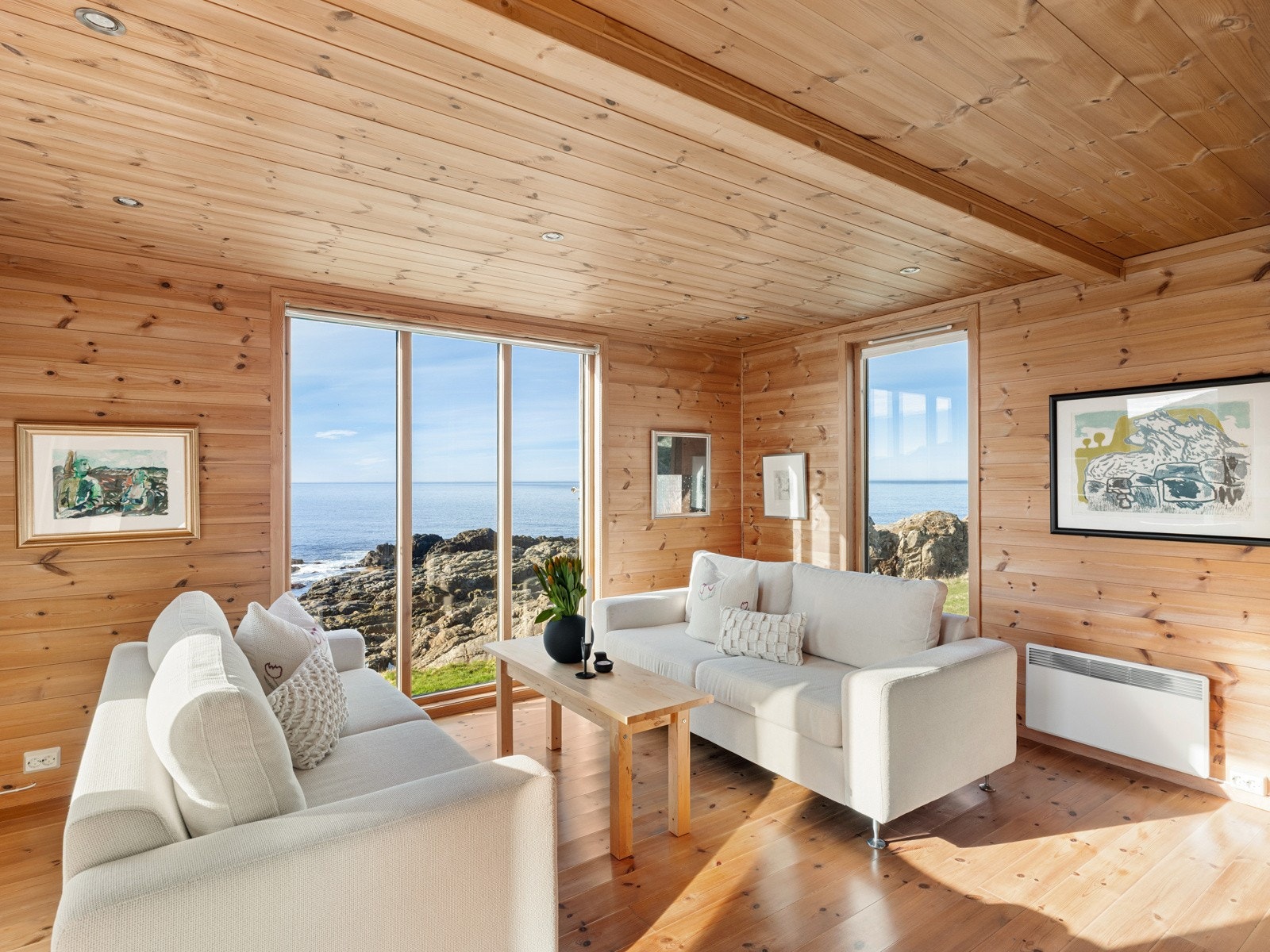 Her kan du virkelig slappe av og nyte omgivelsene, enten det er på dagtid med naturlig lys eller om kvelden når utsikten lyser opp rommet. Galleribilde