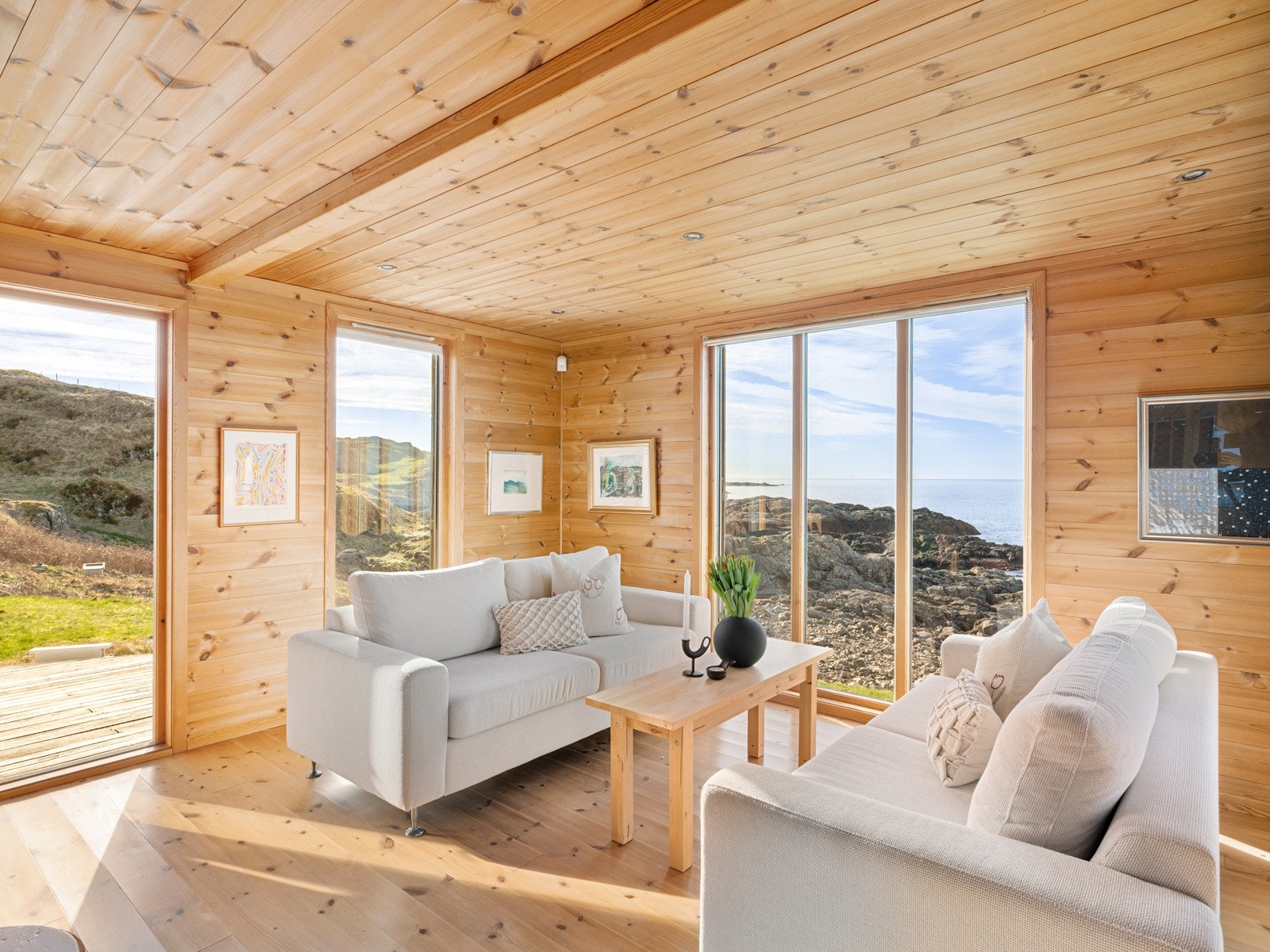 Fra sofakroken kan du nyte en flott utsikt som gir rommet en ekstra dimensjon. Galleribilde