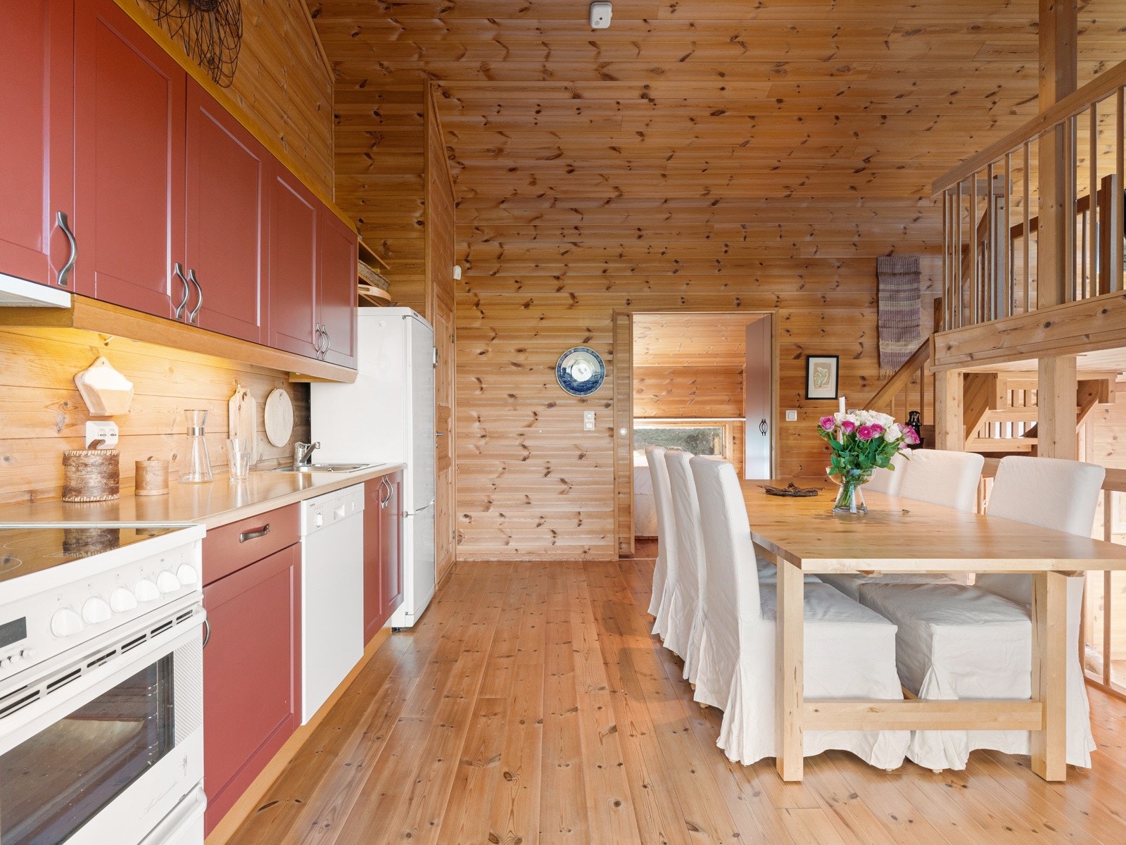 Her kan du enkelt lage mat og samtidig være en del av samtalene i stuen. Galleribilde