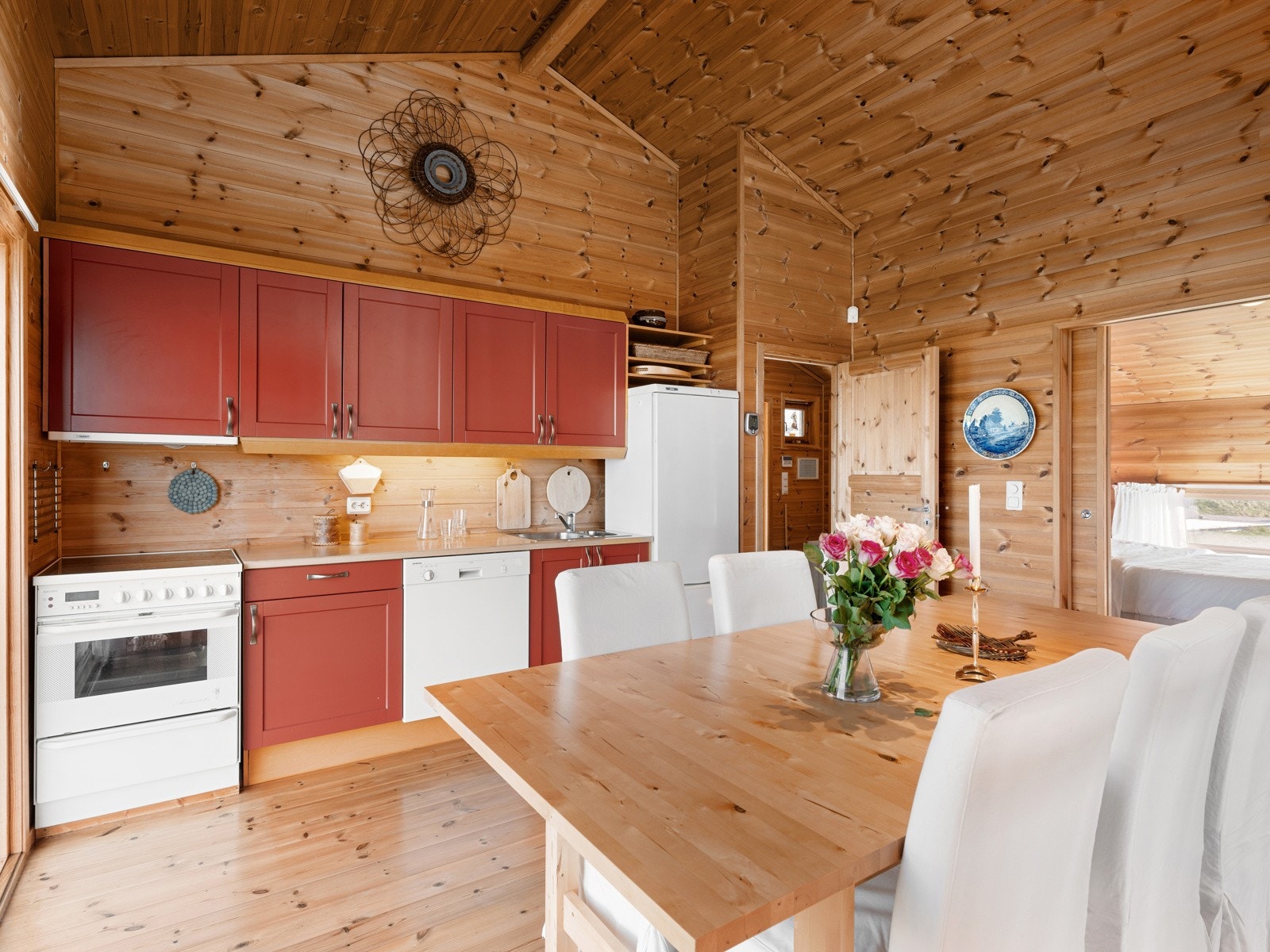 Den åpne løsningen mellom stue og kjøkken skaper en lys og luftig atmosfære, perfekt for både avslapning og sosialt samvær. Galleribilde