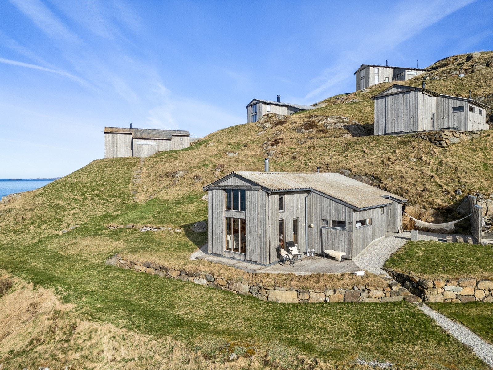 Tomten har en sjelden og attraktiv beliggenhet midt i havgapet, omgitt av vakker natur. Galleribilde