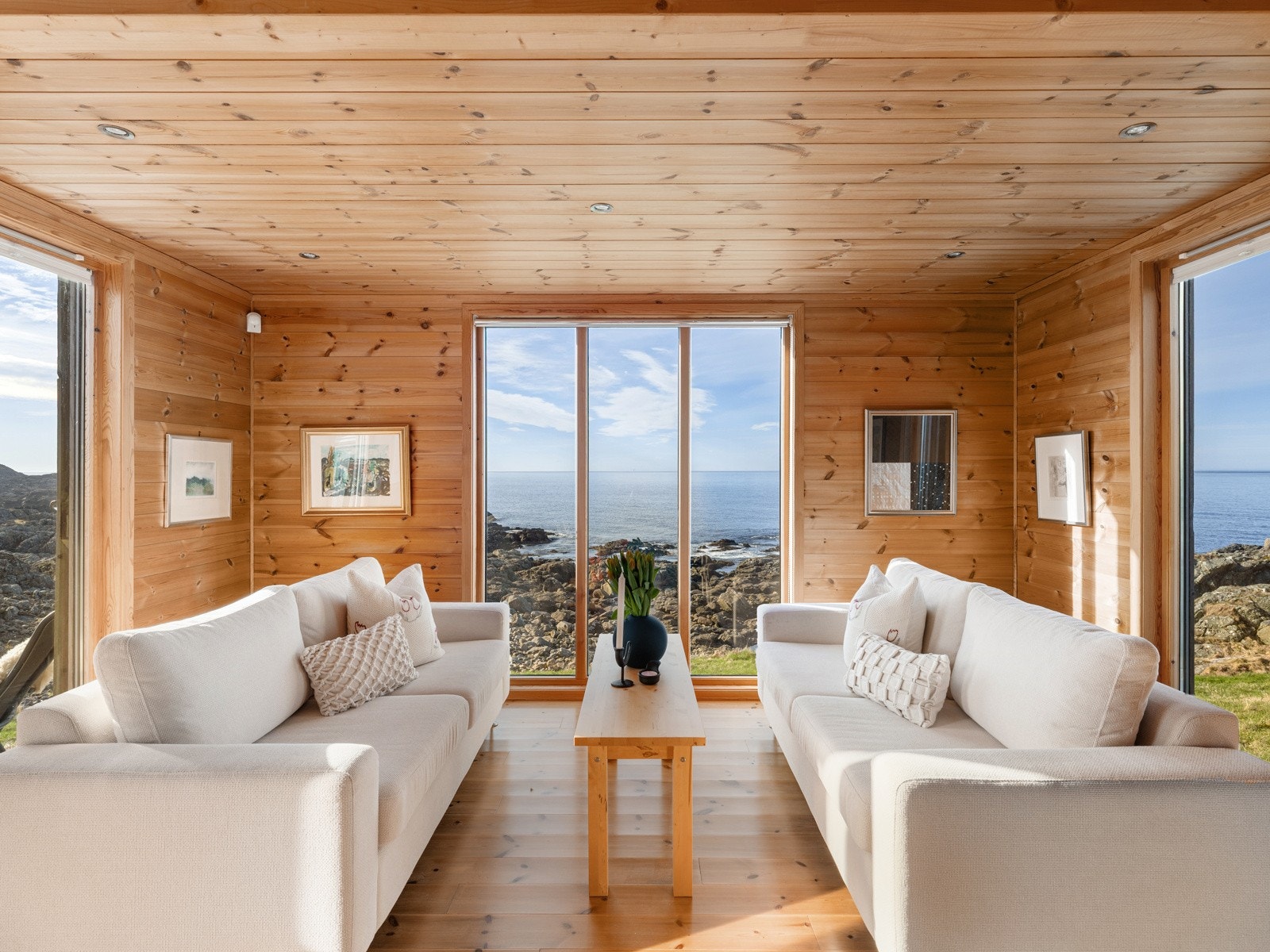 Den panoramiske utsikten gir et behagelig bakteppe og skaper en perfekt setting for avslapning etter en lang dag. Galleribilde