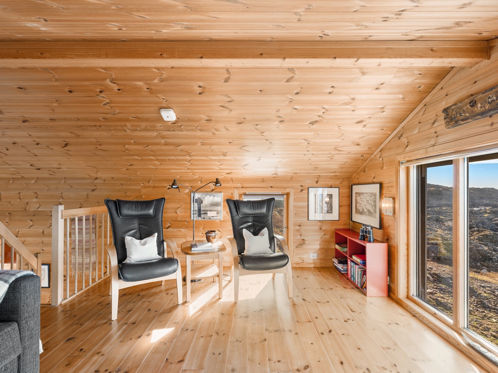 Hemsen er lett tilgjengelig via en trapp direkte fra kjøkkenet, og her finner du rikelig med plass til sittemøbler og en koselig TV-gruppe. Galleribilde