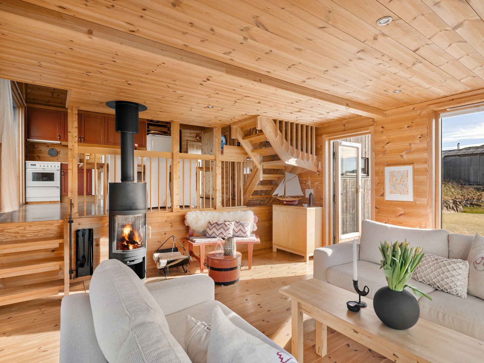 Den åpne løsningen gir fleksibilitet til å tilpasse rommet etter dine behov, enten du ønsker et område for hyggelige middager, avslapning eller underholdning. Galleribilde