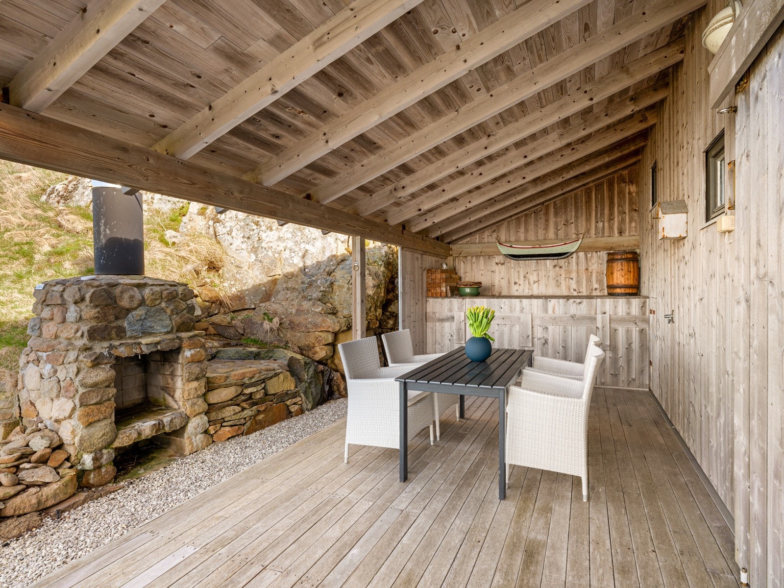 Det er utgang fra kjøkkenet til den romslige terrassen. Her kan man enkelt møblere med sittegrupper og grill. Galleribilde