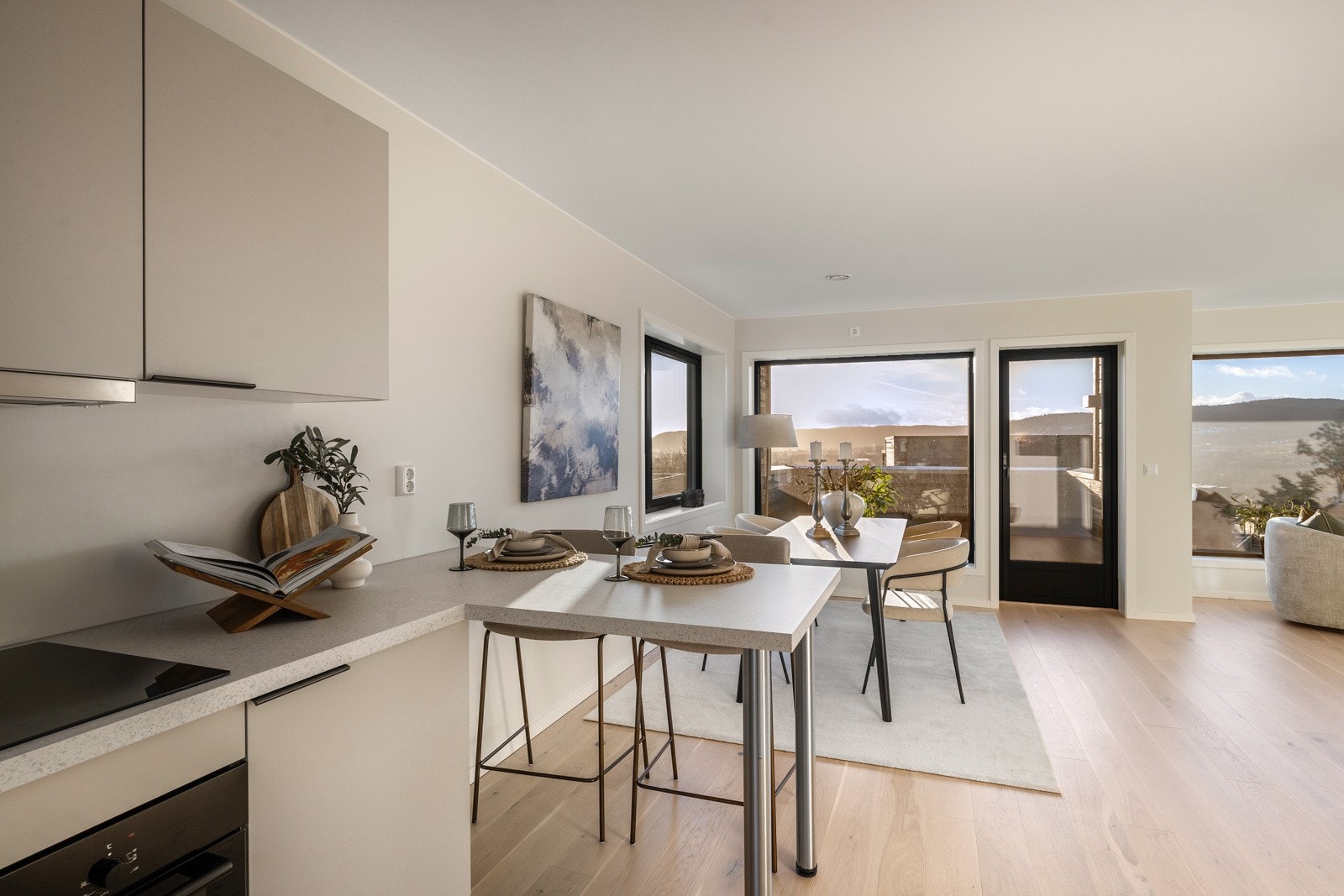 Utgang til balkong fra spiseplassen. Galleribilde