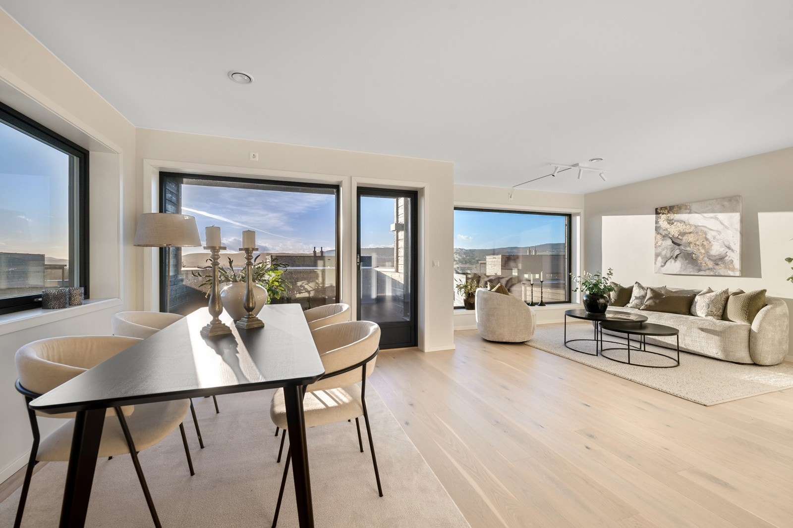 Stor og åpen etasje med god plass til møblering av flere soner. Galleribilde