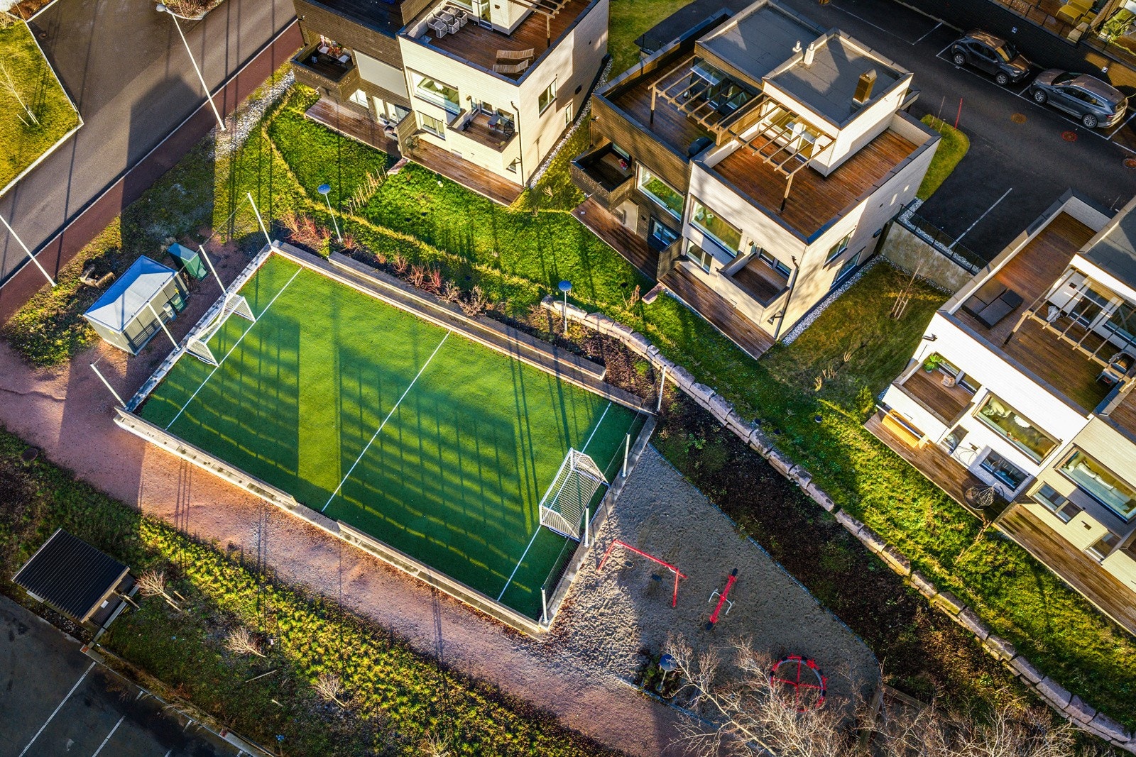 I umiddelbar nærhet finner du husker, ballbinge og sandkasser. Galleribilde