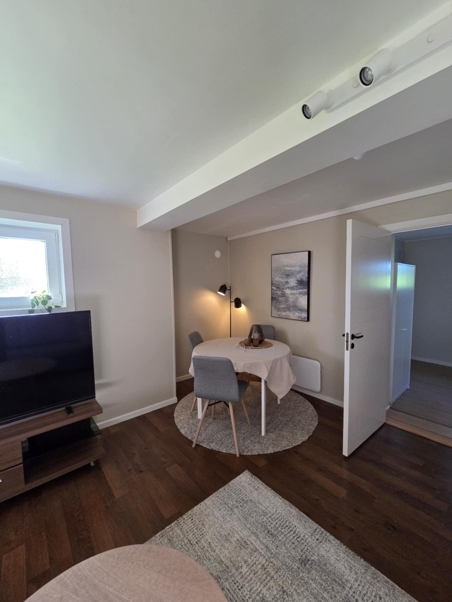 Spisebord og stoler i stua. Galleribilde