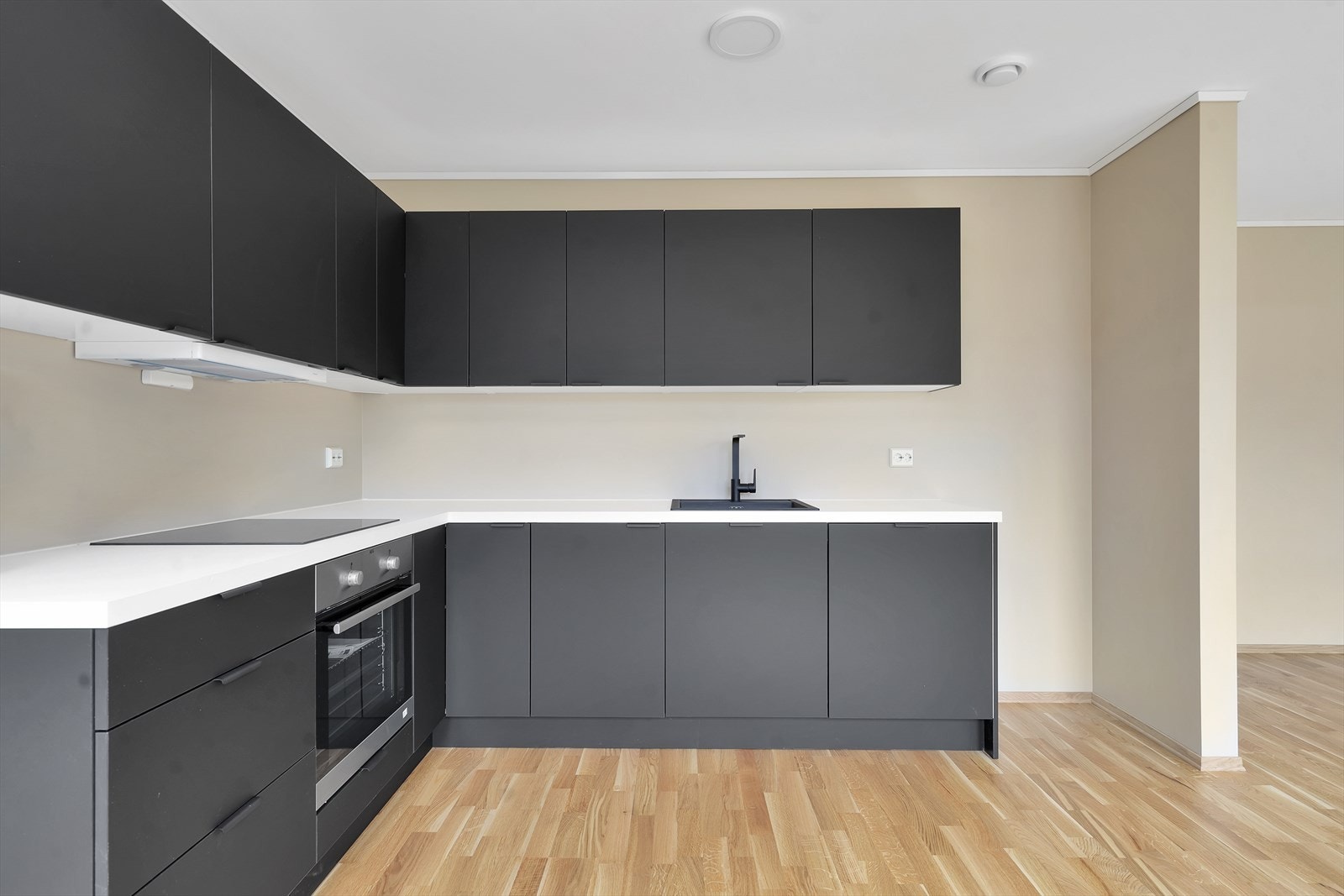 Mørk og moderne kjøkkeninnredning fra Strai Galleribilde