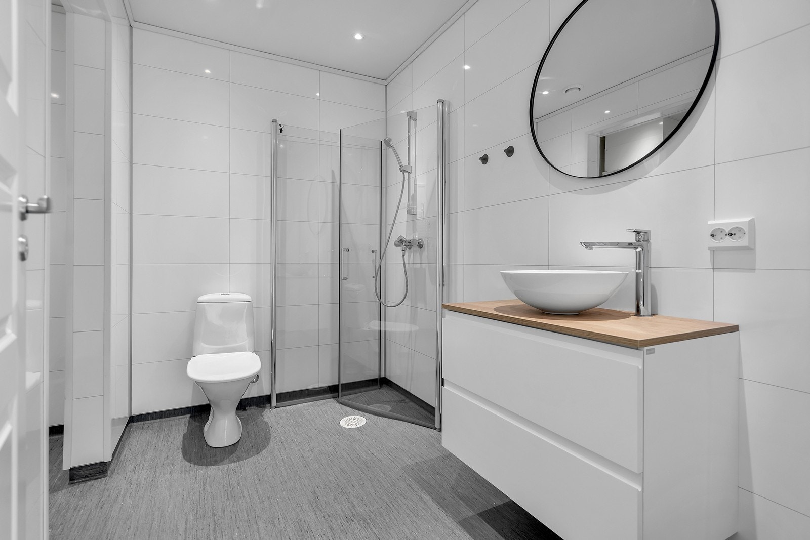 Moderne bad i 1.etasje Galleribilde