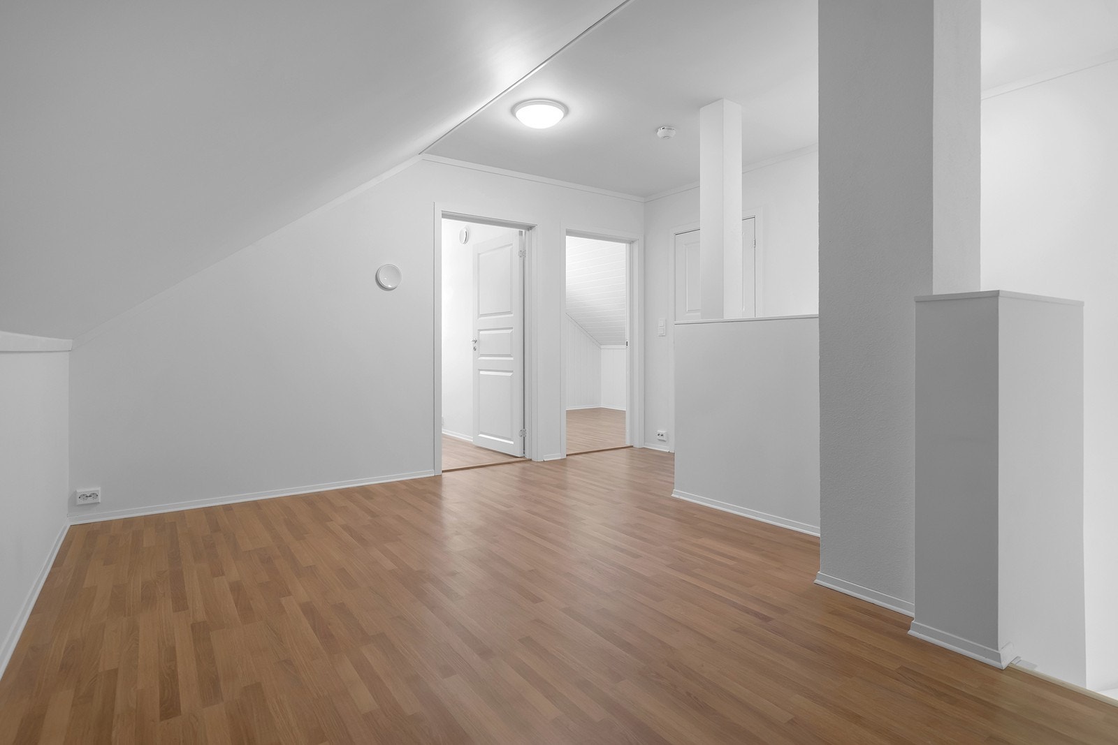 I 2.etasje har man to soverom, bad og loftstue Galleribilde