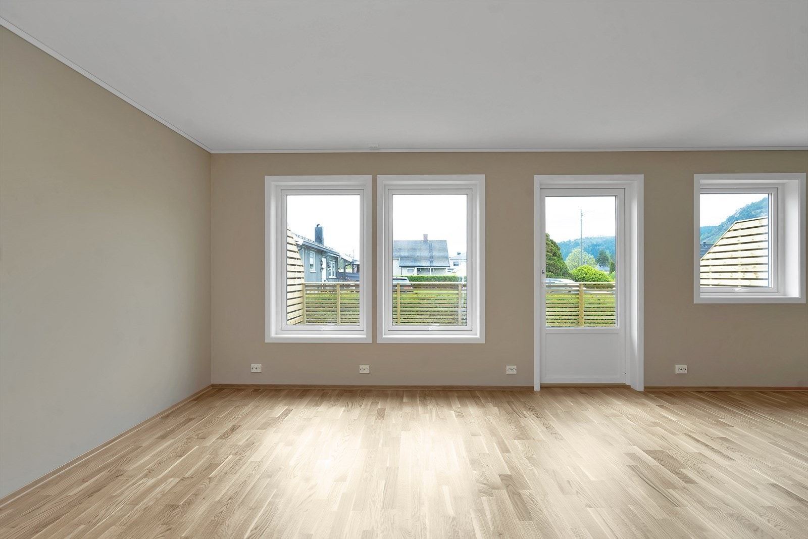 Hyggelig og lys stue med utgang til terrasse Galleribilde