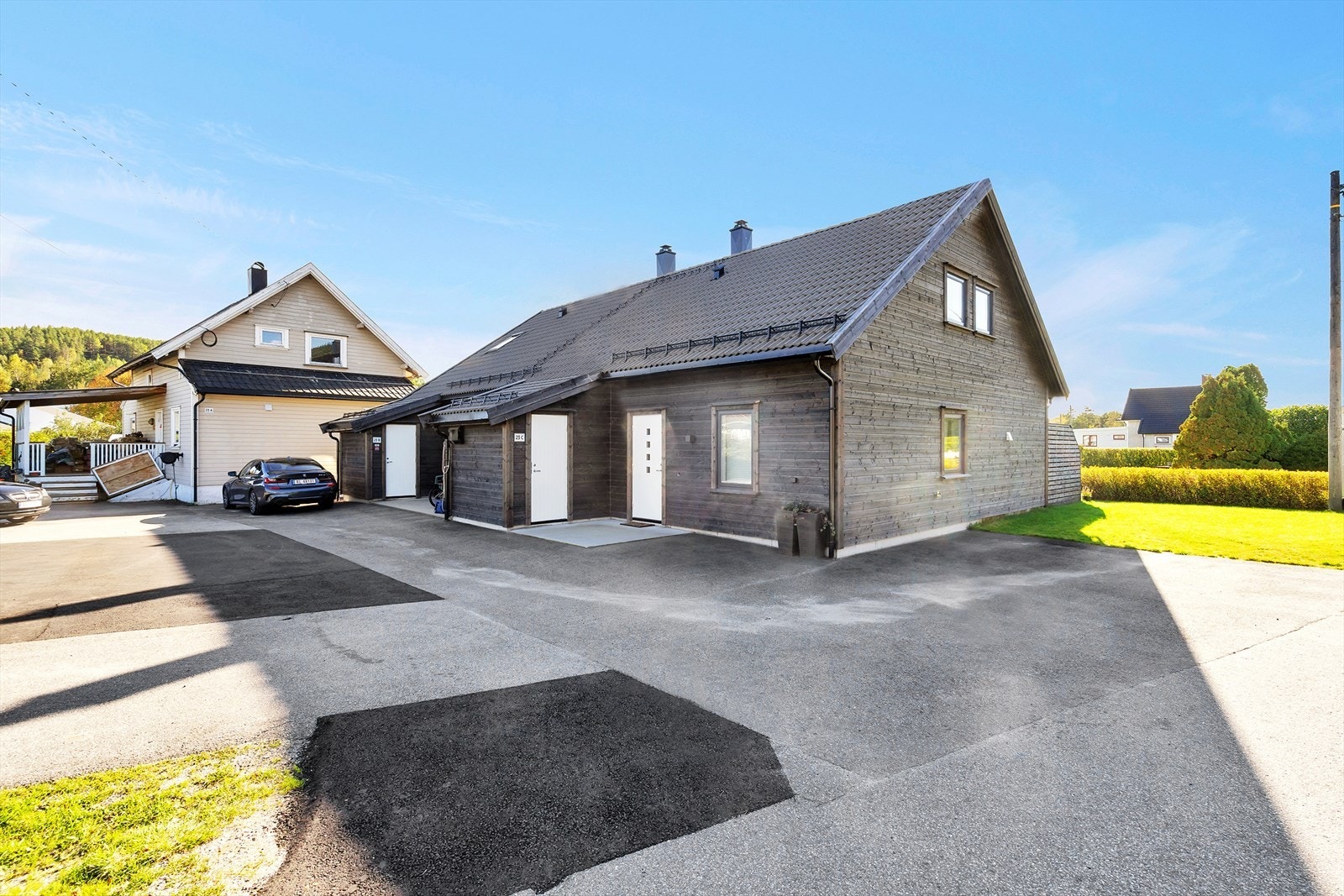 Det er utvendig bod ved inngangspartiet Galleribilde