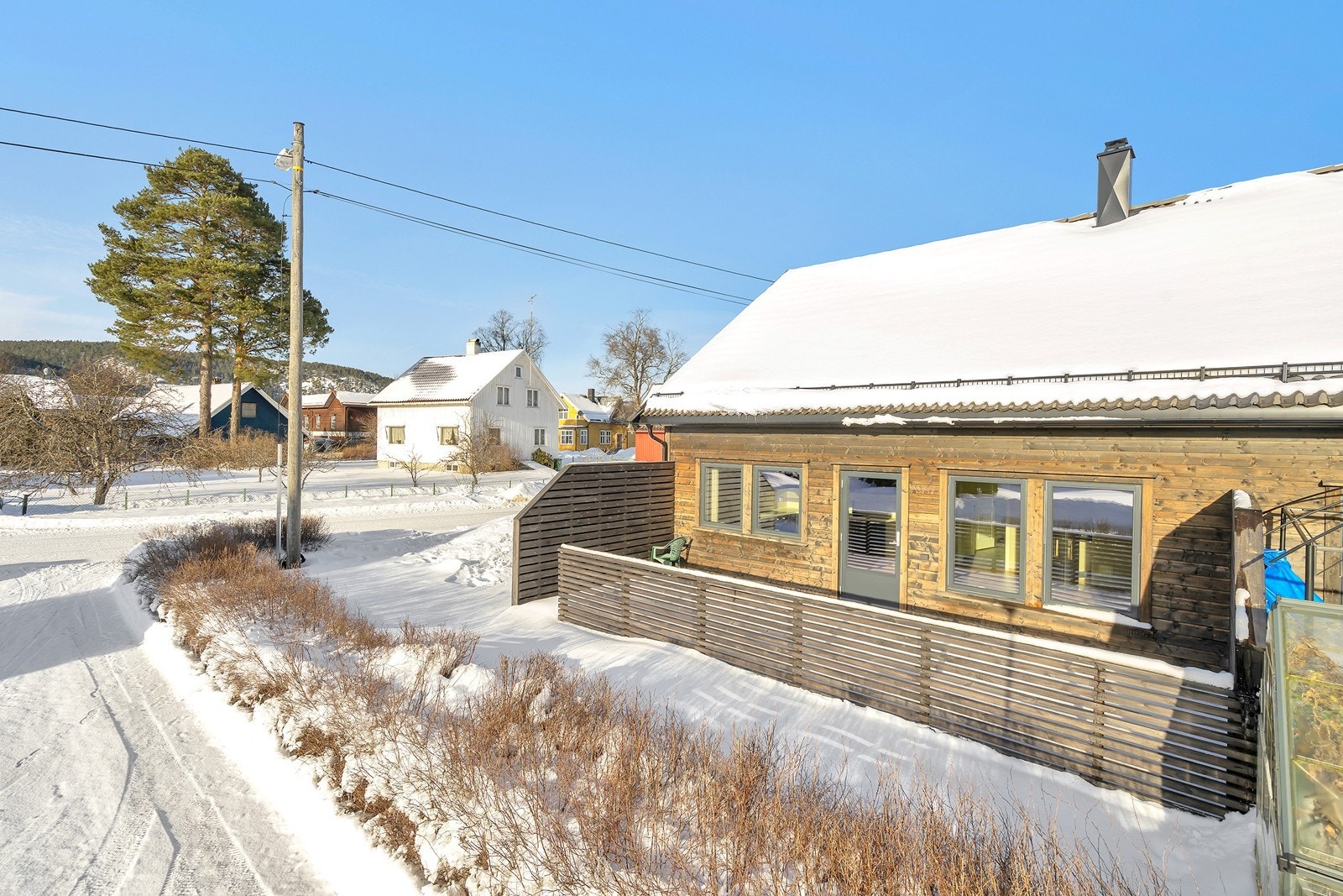 Solrik og romslig terrasse med god plass til sittegruppe Galleribilde