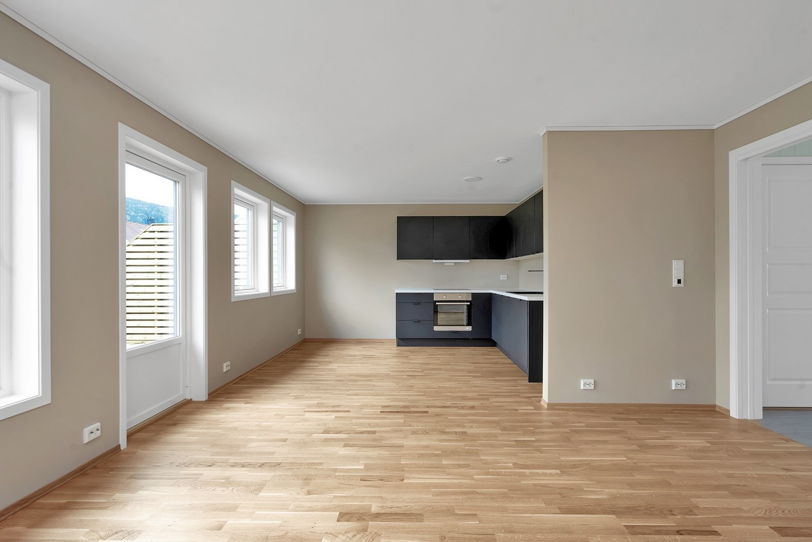 Stue og kjøkken er i åpen løsning Galleribilde