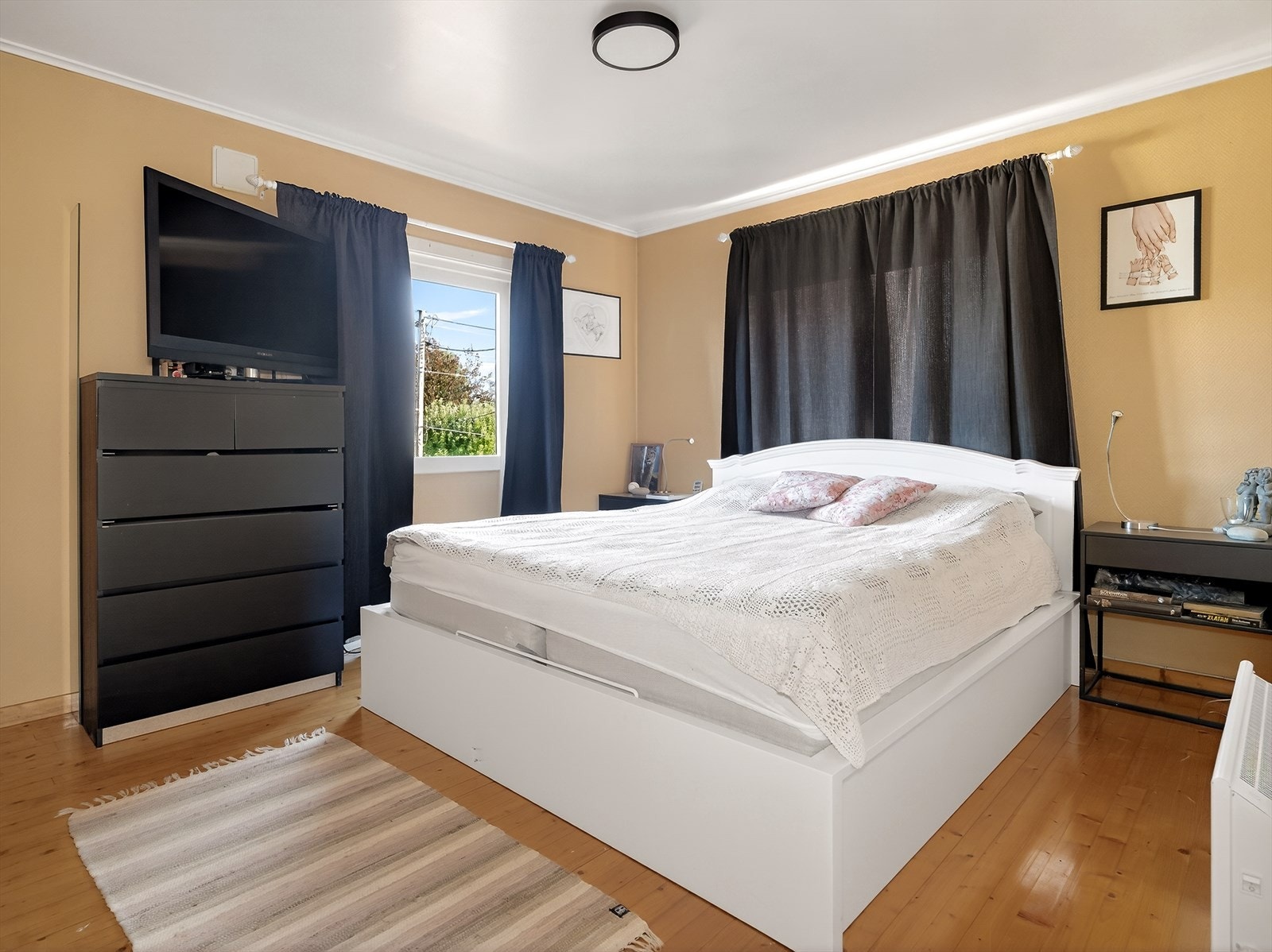 Soverom med god størrelse og fin plass til dobbeltseng. På soverommet er det plassbygget garderobeskap som gir god plass til klesoppbevaring. Galleribilde