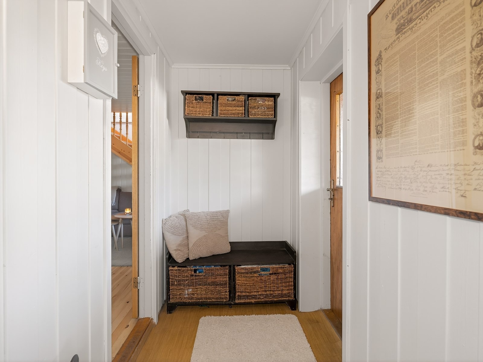 Lys og hyggelig entré med fin plass til å henge fra seg yttertøy. Galleribilde