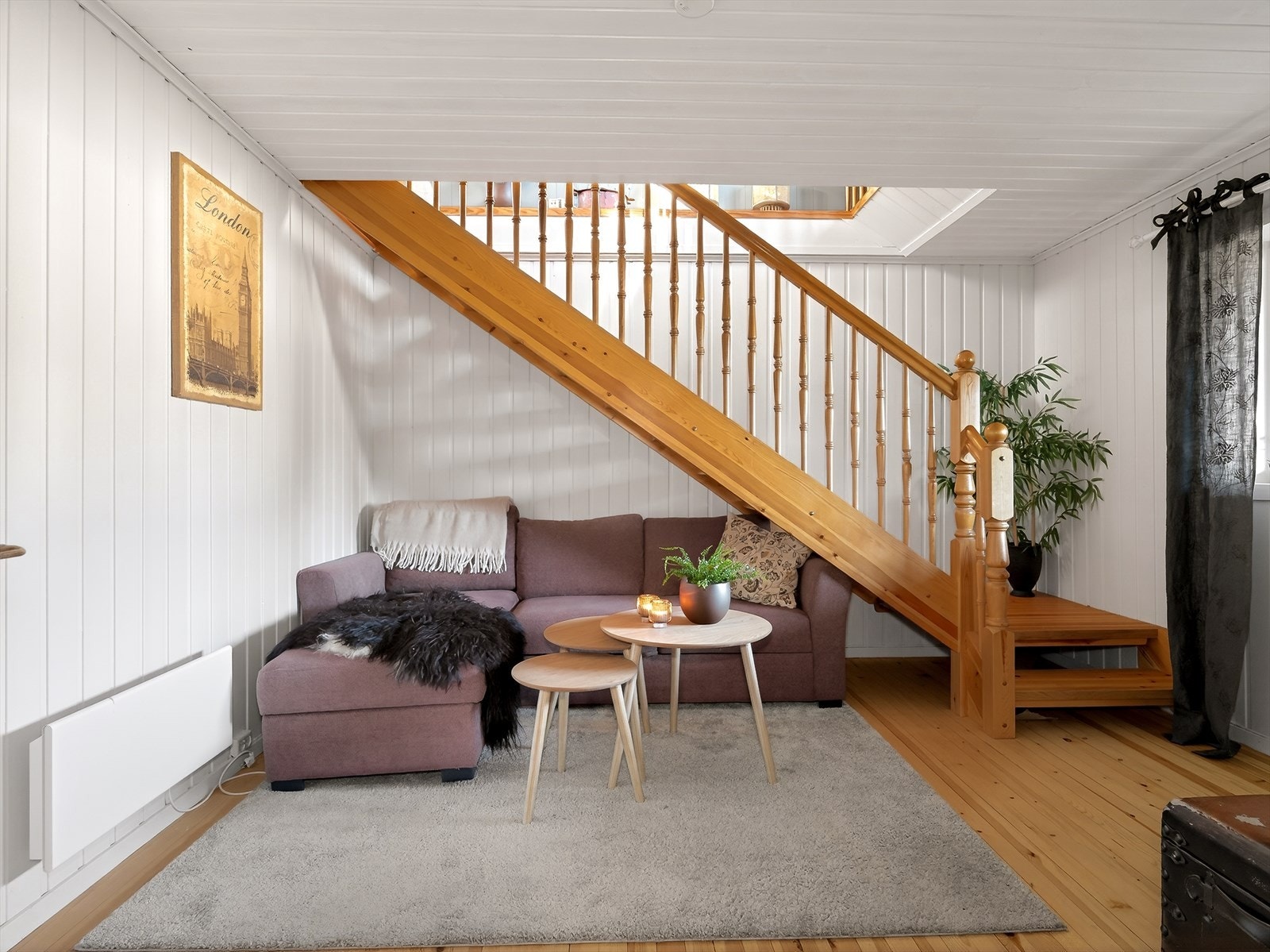 Lys og trivelig kjellerstue med trapp opp til stue i 1. etasje. Galleribilde