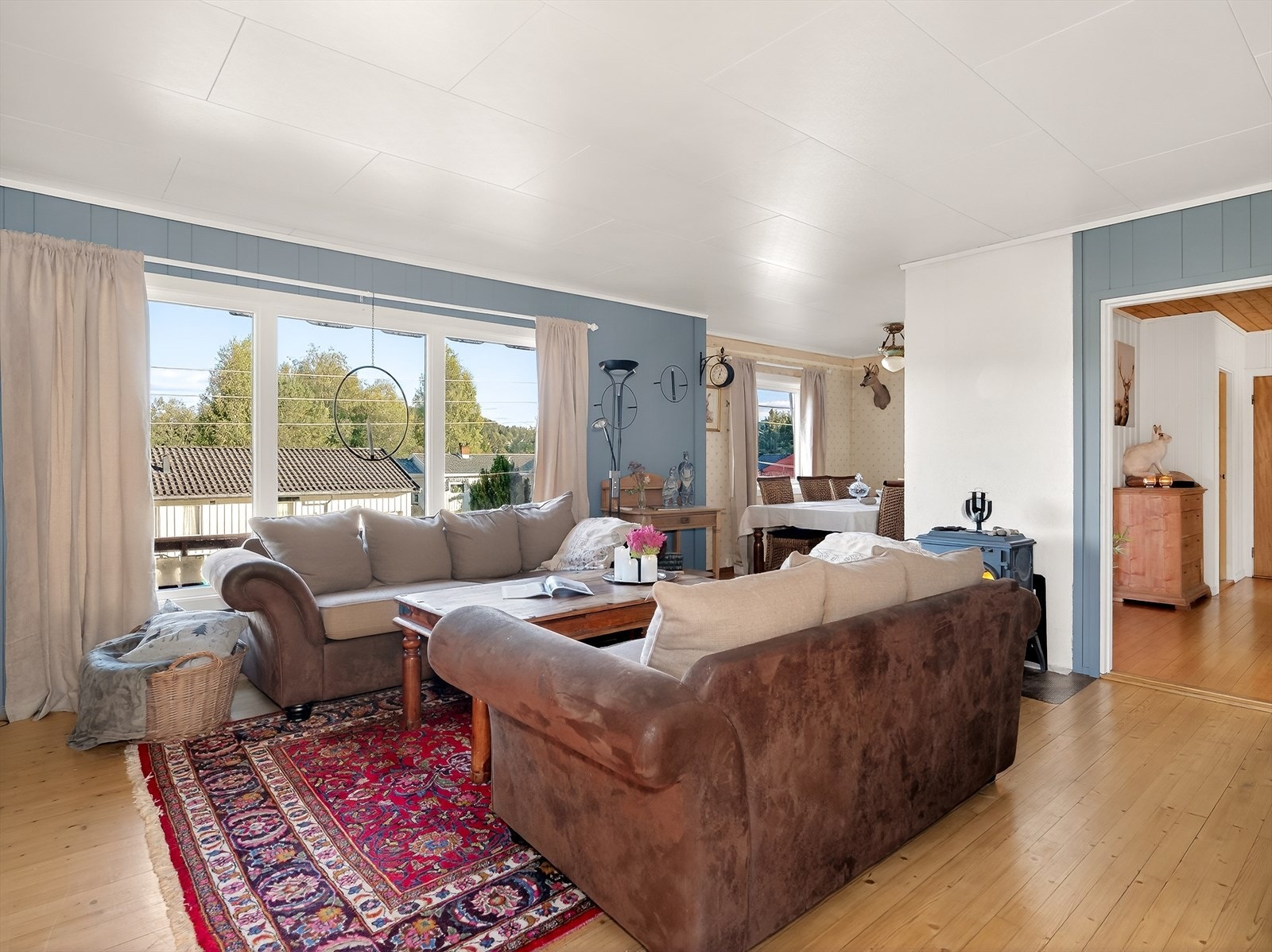 Stuen har gode vindusflater som slipper inn rikelig med naturlig lys. Galleribilde