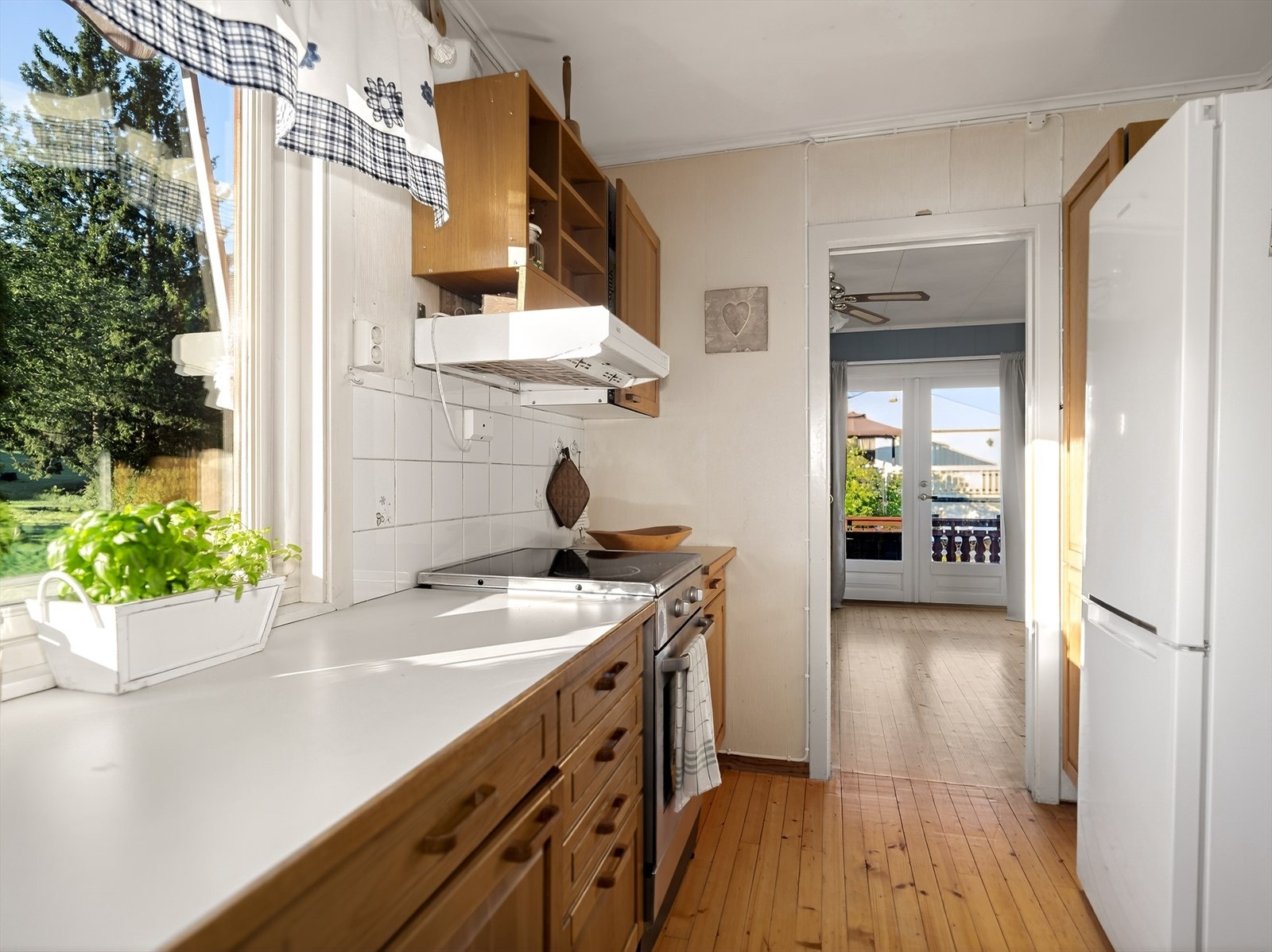 Kjøkkenet har godt med skap- og benkeplass. Galleribilde