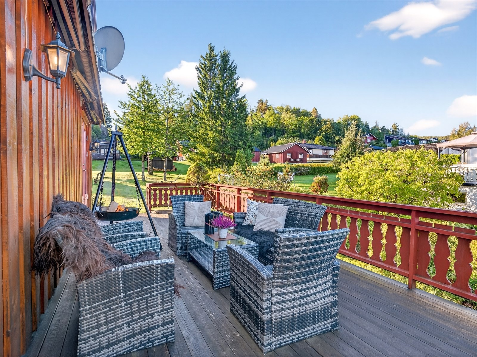 Veranda med god plass til utemøblement. Galleribilde