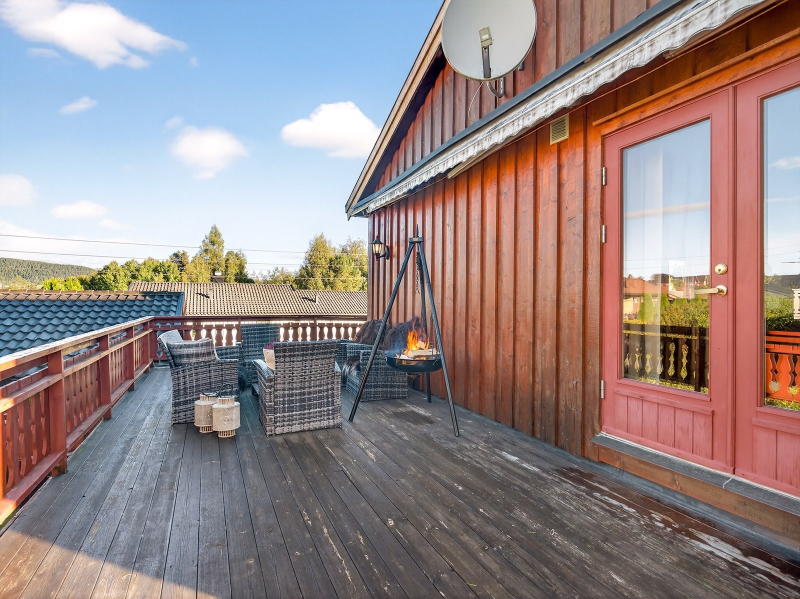 Hyggelig uteplass med god plass til utemøbler. Galleribilde