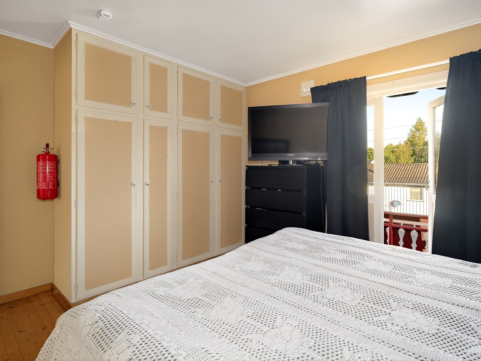 Fra soverommet er det utgang til veranda. Galleribilde