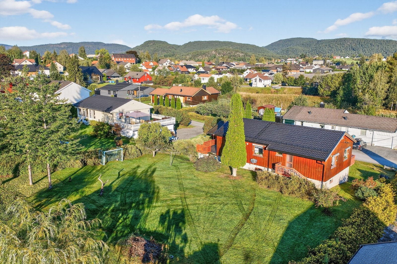 Innholdsrik enebolig med solrik og barnevennlig beliggenhet på Bjervafeltet nær Lunde sentrum. Galleribilde