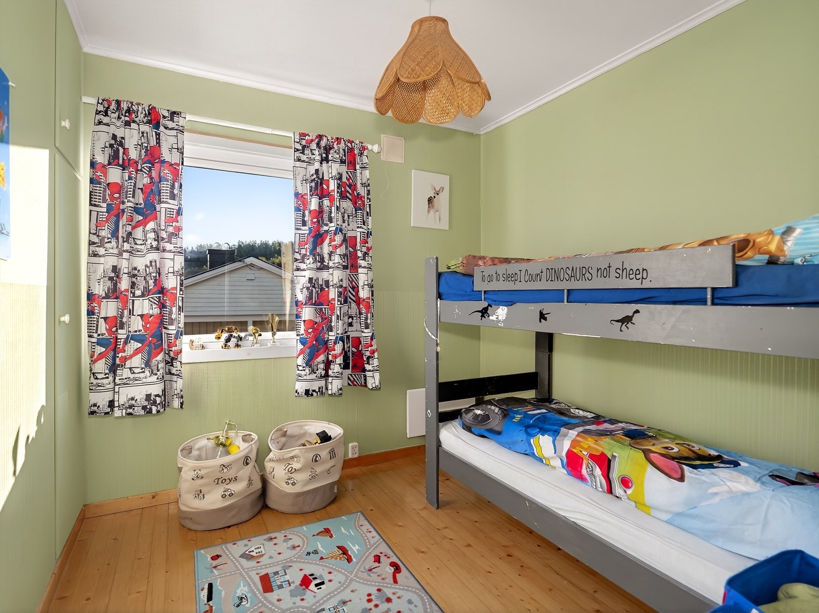 Soverom 2 med fin plass til seng og klesoppbevaring i plassbygget garderobeskap. Galleribilde